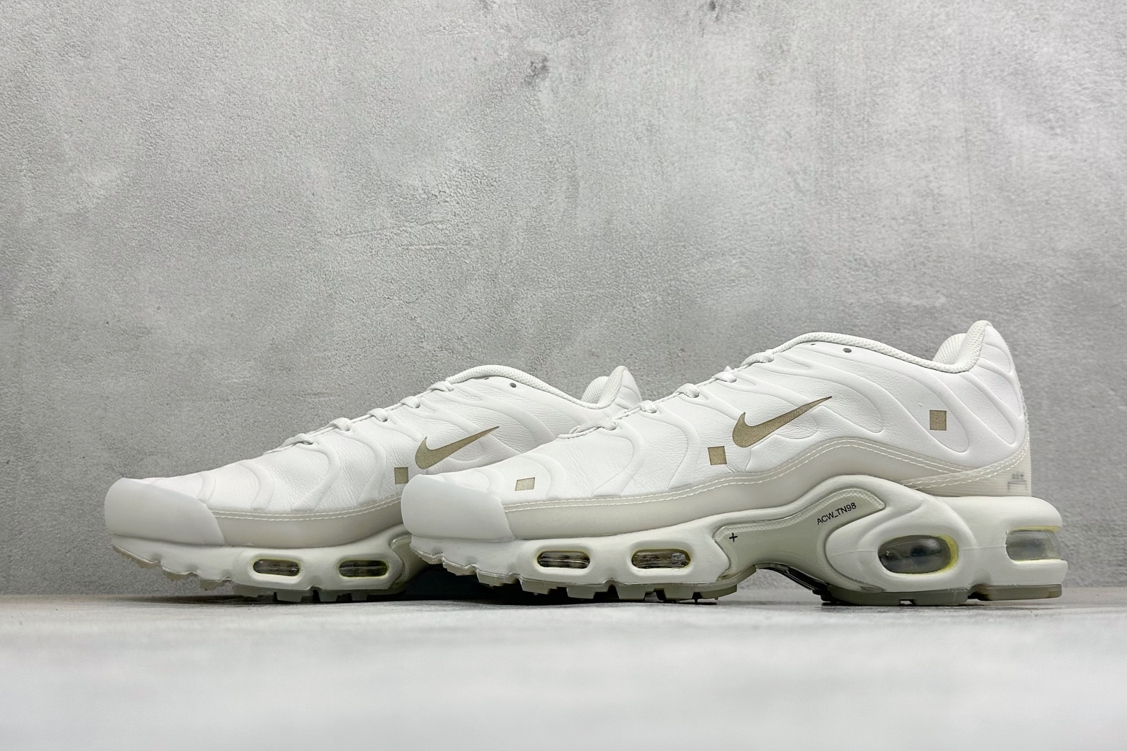ACW* x Nike Air Max Plus 全头层 耐克复古气垫跑鞋 货号:FD7855-002 尺码:39 40 ACW* x Nike Air Max Plus 全头层 耐克复古气垫跑鞋 货号:FD7855-002 尺码:39 40