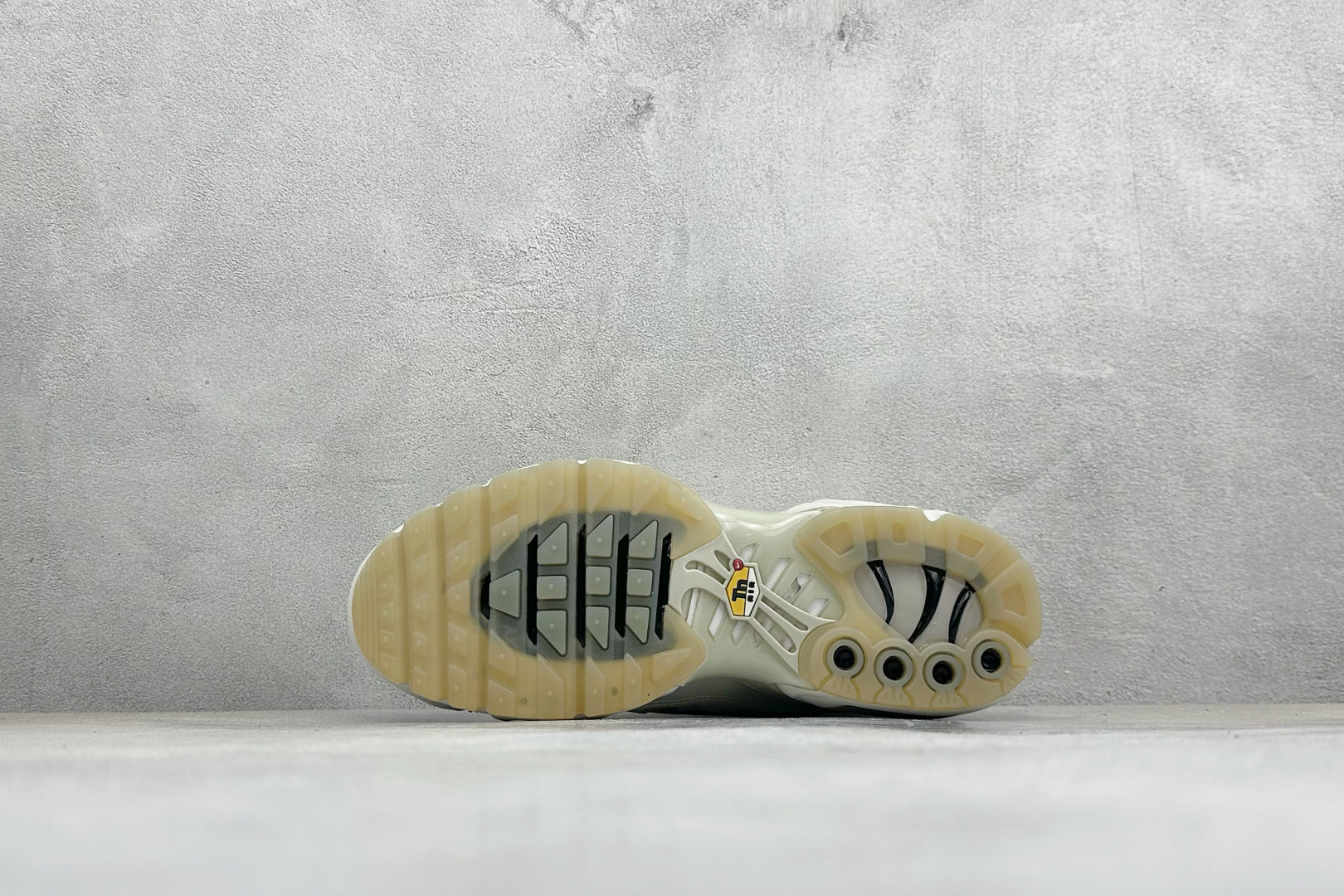 ACW* x Nike Air Max Plus 全头层 耐克复古气垫跑鞋 货号:FD7855-002 尺码:39 40 ACW* x Nike Air Max Plus 全头层 耐克复古气垫跑鞋 货号:FD7855-002 尺码:39 40