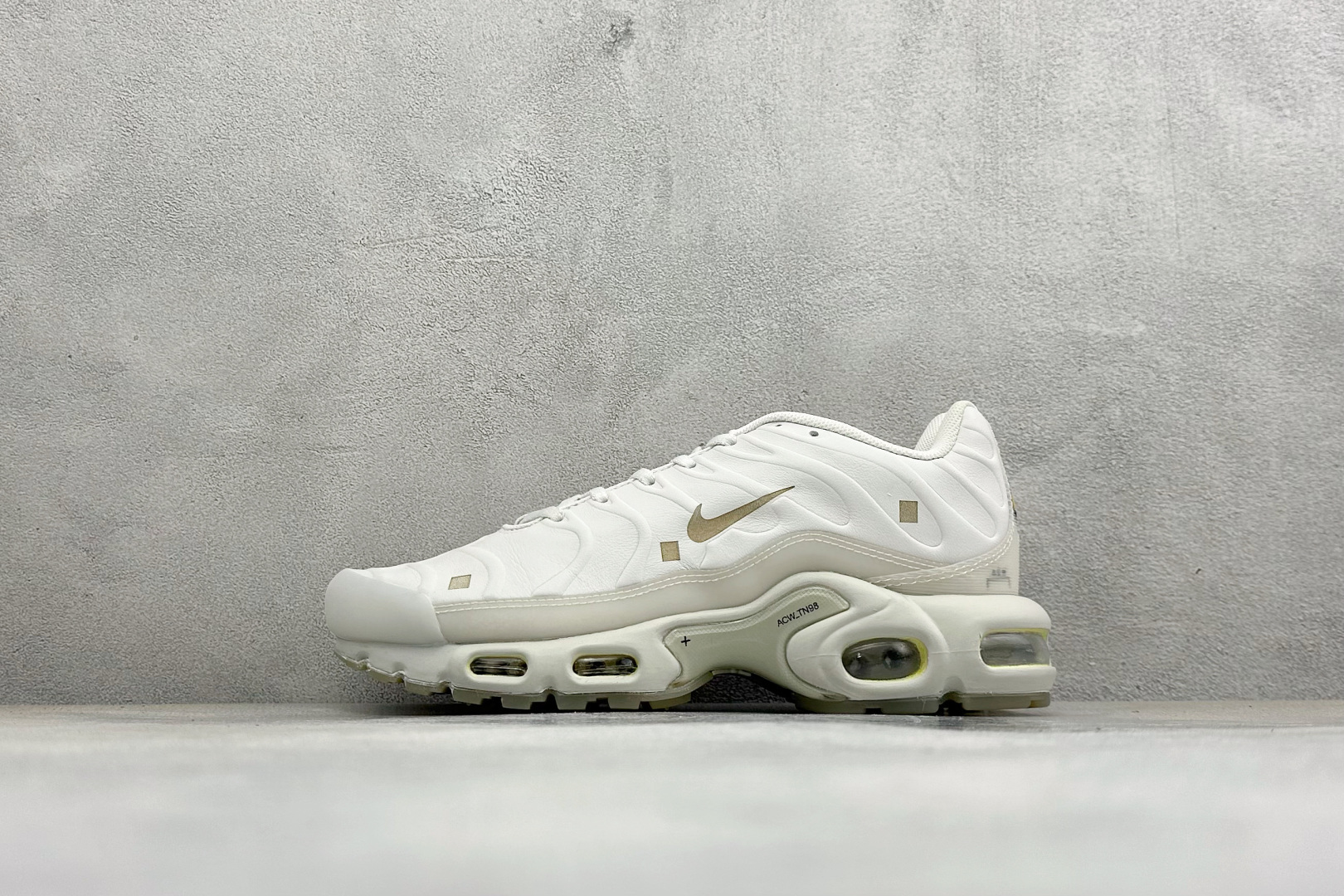 ACW* x Nike Air Max Plus 全头层 耐克复古气垫跑鞋 货号:FD7855-002 尺码:39 40 ACW* x Nike Air Max Plus 全头层 耐克复古气垫跑鞋 货号:FD7855-002 尺码:39 40