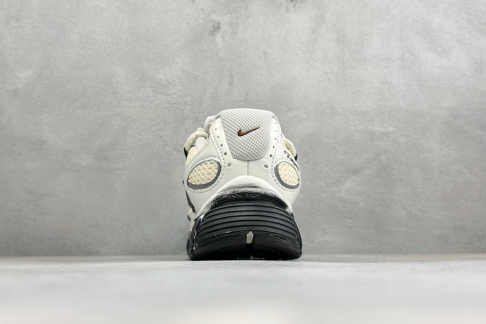 Nike V5 RNR 复古做旧 解构绑带 舒适百搭防滑耐磨 低帮跑步鞋 舒适有型适合日常穿着 该鞋款延续千禧年经典设计 Nike V5 RNR 复古做旧 解构绑带 舒适百搭防滑耐磨 低帮跑步鞋 舒适有型适合日常穿着 该鞋款延续千禧年经典设计