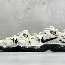 Nike V5 RNR 复古做旧 解构绑带 舒适百搭防滑耐磨 低帮跑步鞋 舒适有型适合日常穿着 该鞋款延续千禧年经典设计 Nike V5 RNR 复古做旧 解构绑带 舒适百搭防滑耐磨 低帮跑步鞋 舒适有型适合日常穿着 该鞋款延续千禧年经典设计