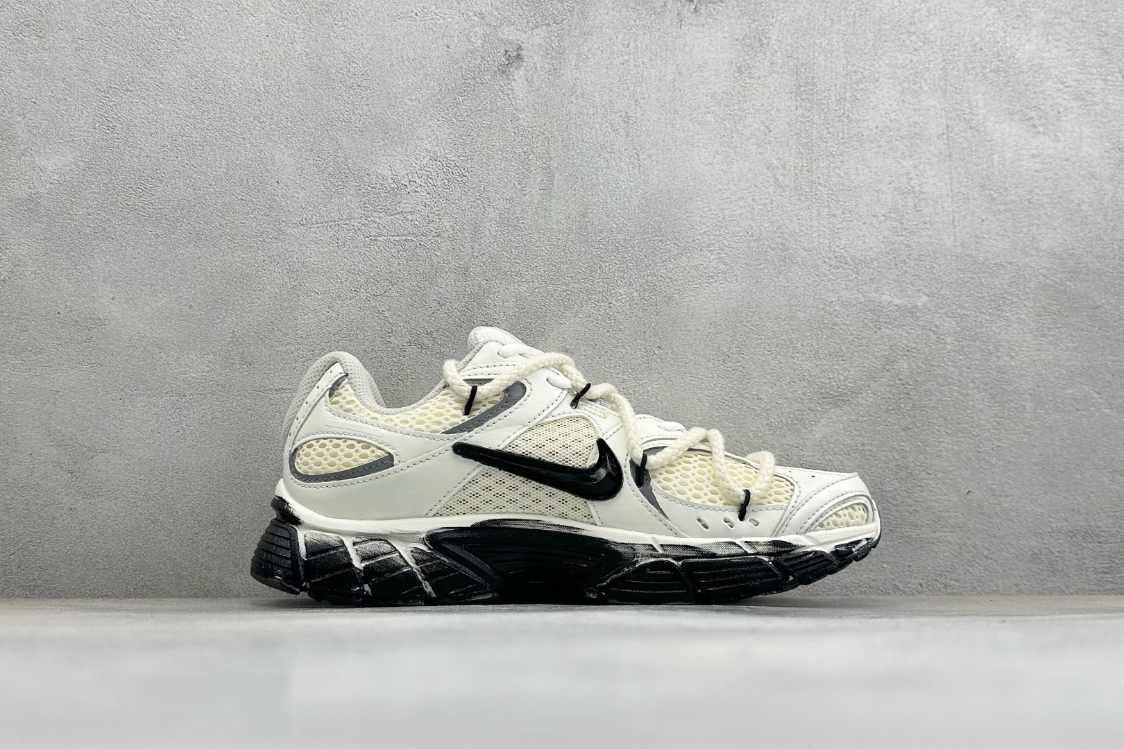 Nike V5 RNR 复古做旧 解构绑带 舒适百搭防滑耐磨 低帮跑步鞋 舒适有型适合日常穿着 该鞋款延续千禧年经典设计 Nike V5 RNR 复古做旧 解构绑带 舒适百搭防滑耐磨 低帮跑步鞋 舒适有型适合日常穿着 该鞋款延续千禧年经典设计