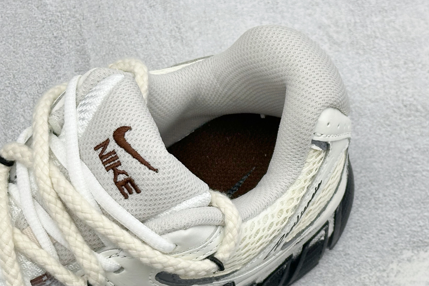 Nike V5 RNR 复古做旧 解构绑带 舒适百搭防滑耐磨 低帮跑步鞋 舒适有型适合日常穿着 该鞋款延续千禧年经典设计 Nike V5 RNR 复古做旧 解构绑带 舒适百搭防滑耐磨 低帮跑步鞋 舒适有型适合日常穿着 该鞋款延续千禧年经典设计