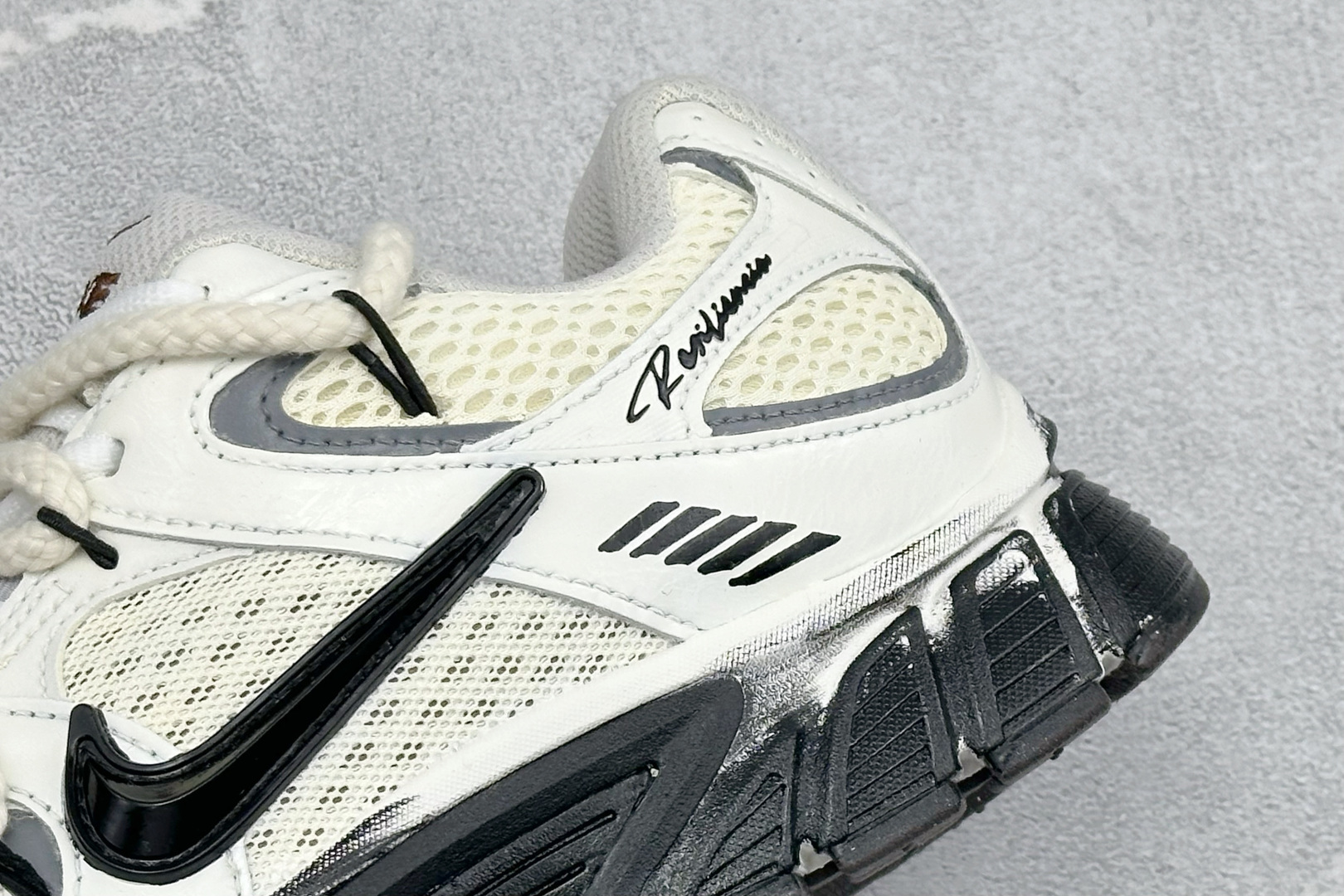 Nike V5 RNR 复古做旧 解构绑带 舒适百搭防滑耐磨 低帮跑步鞋 舒适有型适合日常穿着 该鞋款延续千禧年经典设计 Nike V5 RNR 复古做旧 解构绑带 舒适百搭防滑耐磨 低帮跑步鞋 舒适有型适合日常穿着 该鞋款延续千禧年经典设计