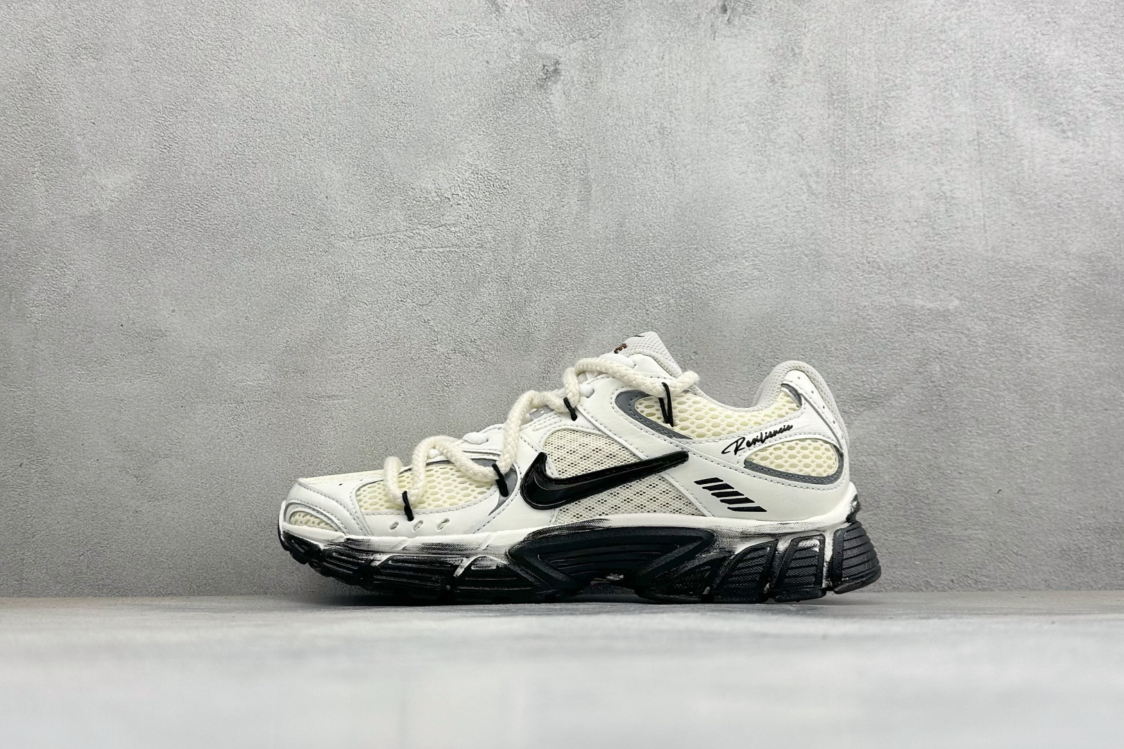 Nike V5 RNR 复古做旧 解构绑带 舒适百搭防滑耐磨 低帮跑步鞋 舒适有型适合日常穿着 该鞋款延续千禧年经典设计 Nike V5 RNR 复古做旧 解构绑带 舒适百搭防滑耐磨 低帮跑步鞋 舒适有型适合日常穿着 该鞋款延续千禧年经典设计