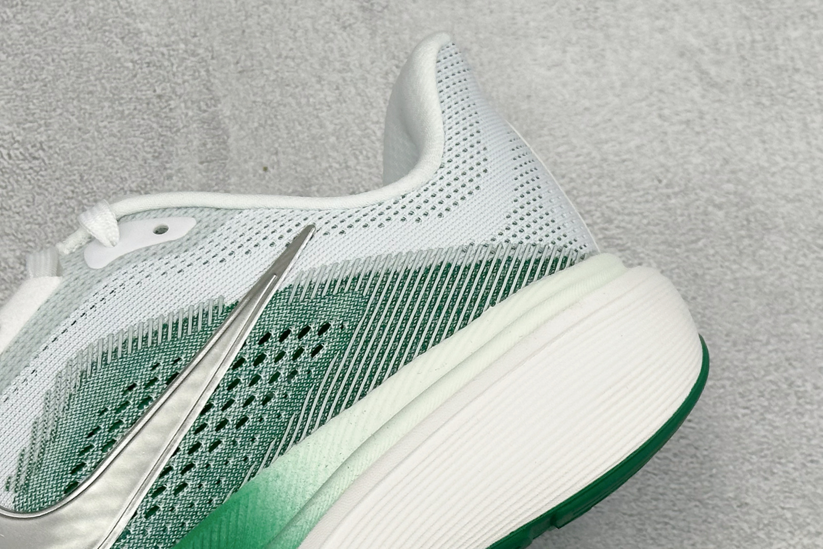 Nike Air Zoom Pegasus 42 耐克网面透气轻便耐磨跑鞋 货号：IB1881-100 尺码：36 36