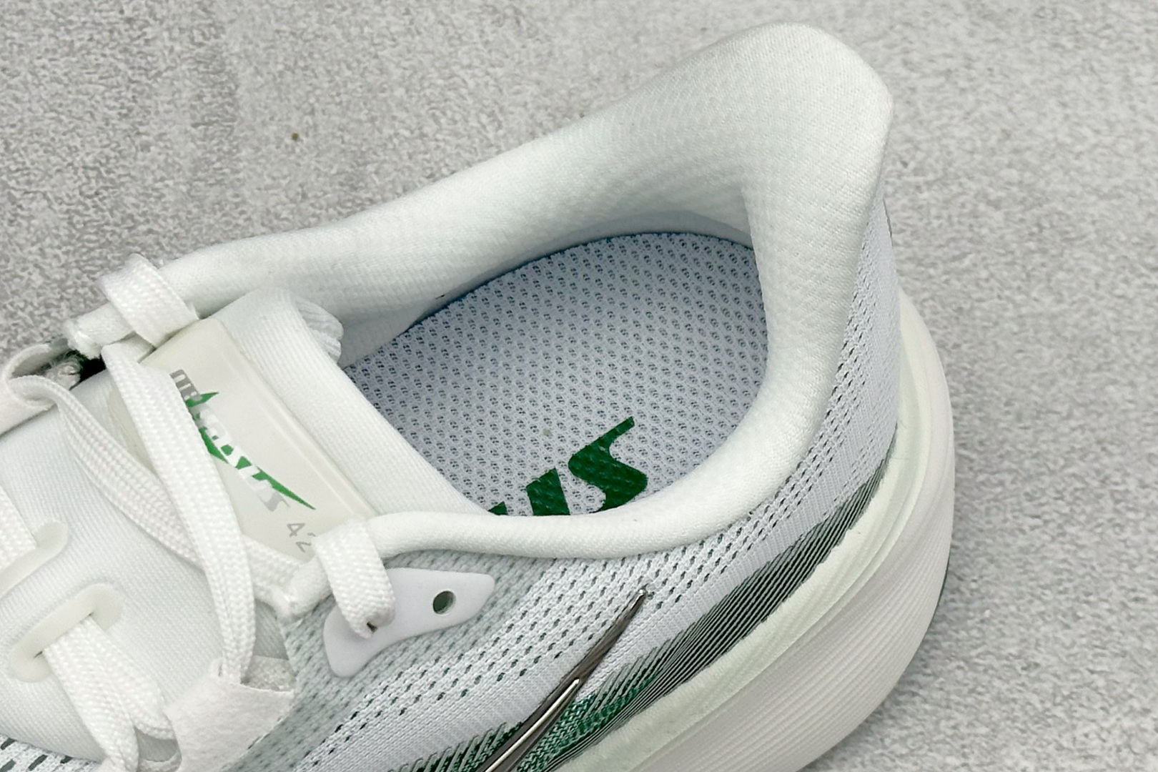 Nike Air Zoom Pegasus 42 耐克网面透气轻便耐磨跑鞋 货号：IB1881-100 尺码：36 36