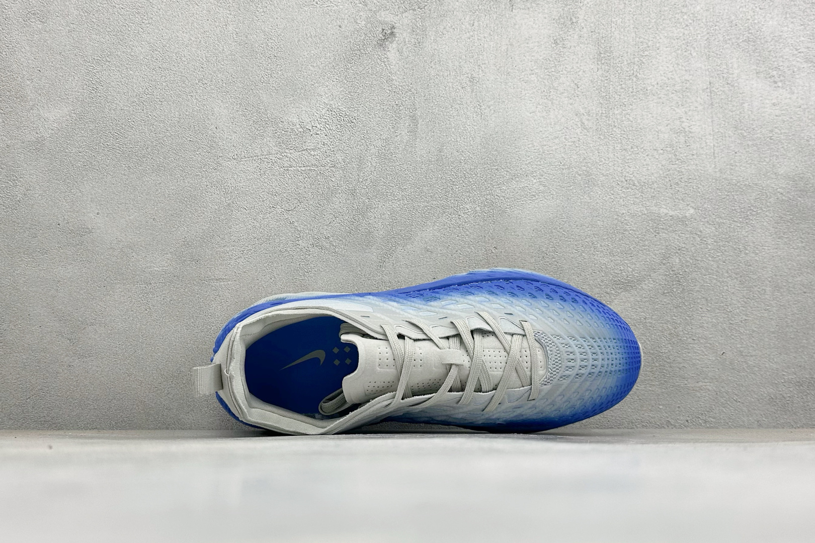 X版HYEIN SEO x Nike Ava Rover Ava Rover 联名鞋 该鞋款采用流线型轮廓设计，鞋面结合