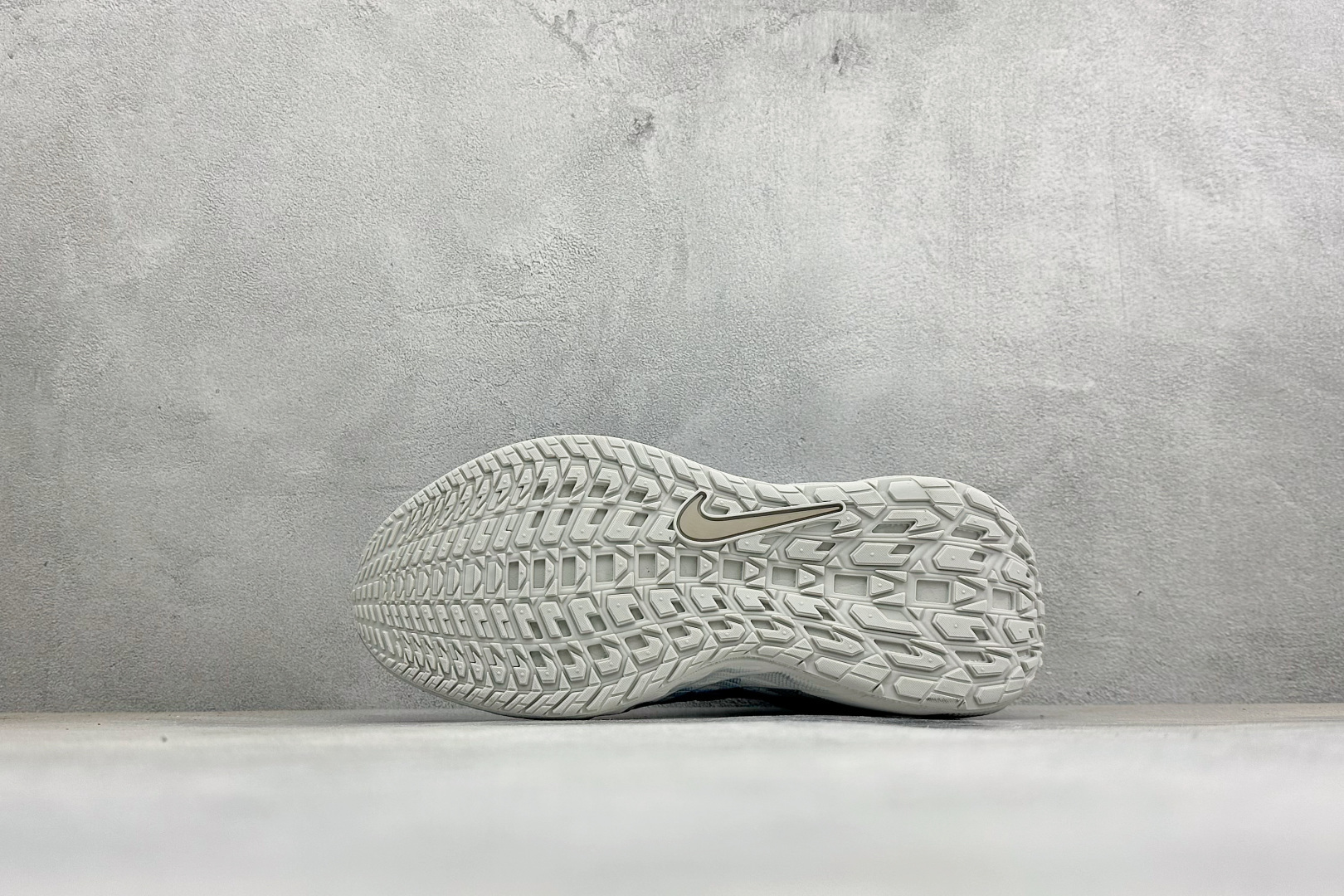 X版HYEIN SEO x Nike Ava Rover Ava Rover 联名鞋 该鞋款采用流线型轮廓设计，鞋面结合