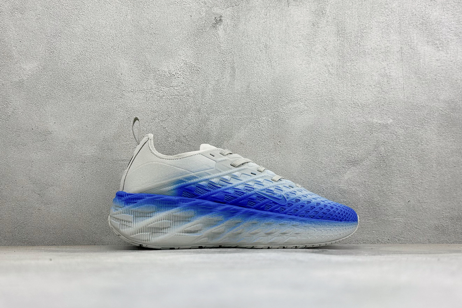 X版HYEIN SEO x Nike Ava Rover Ava Rover 联名鞋 该鞋款采用流线型轮廓设计，鞋面结合