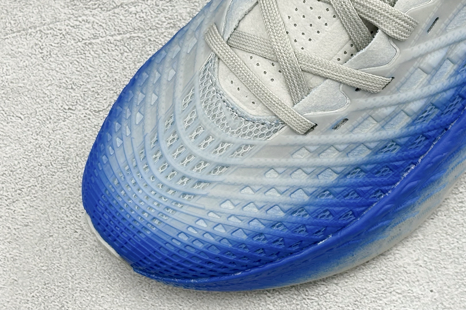 X版HYEIN SEO x Nike Ava Rover Ava Rover 联名鞋 该鞋款采用流线型轮廓设计，鞋面结合
