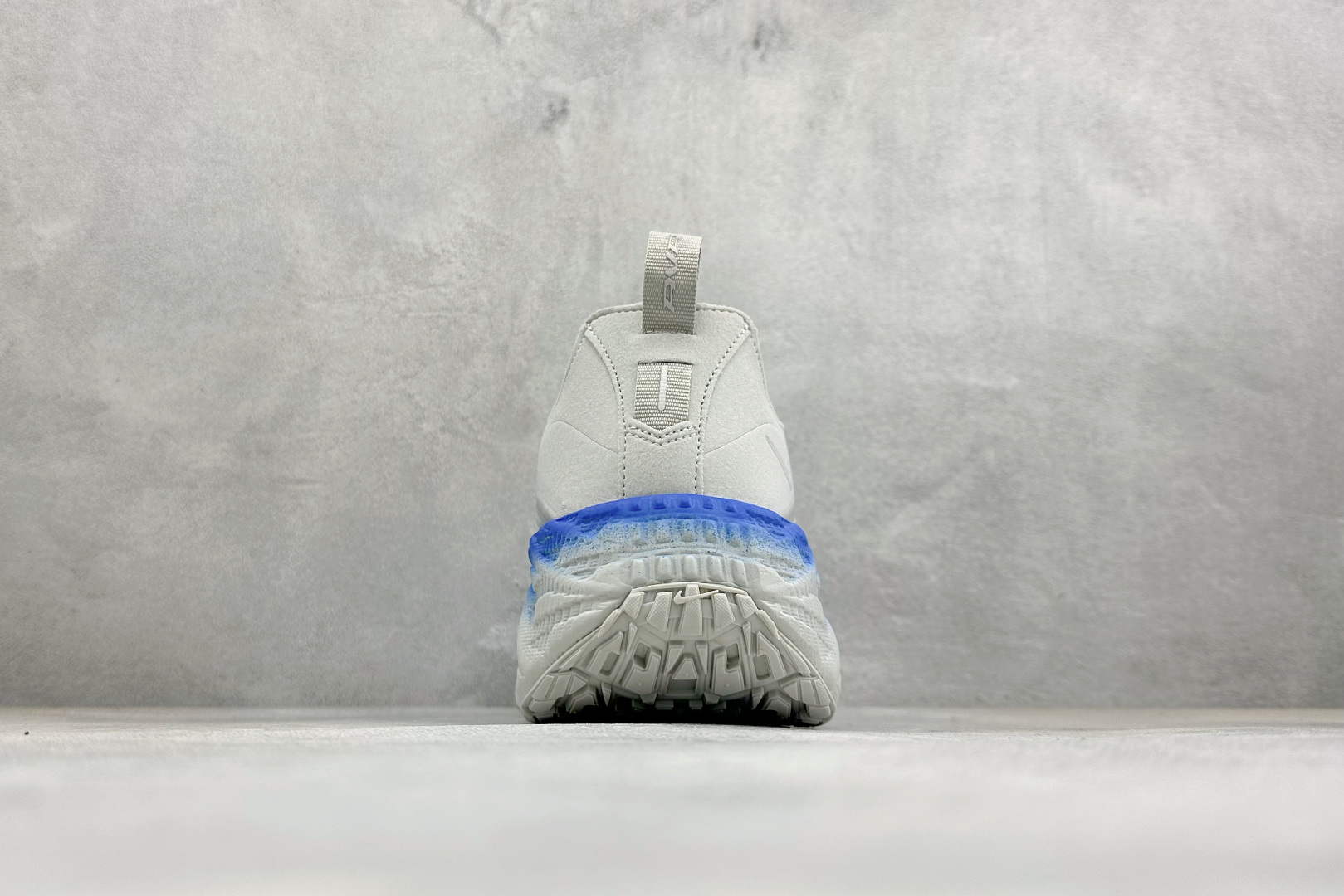 X版HYEIN SEO x Nike Ava Rover Ava Rover 联名鞋 该鞋款采用流线型轮廓设计，鞋面结合