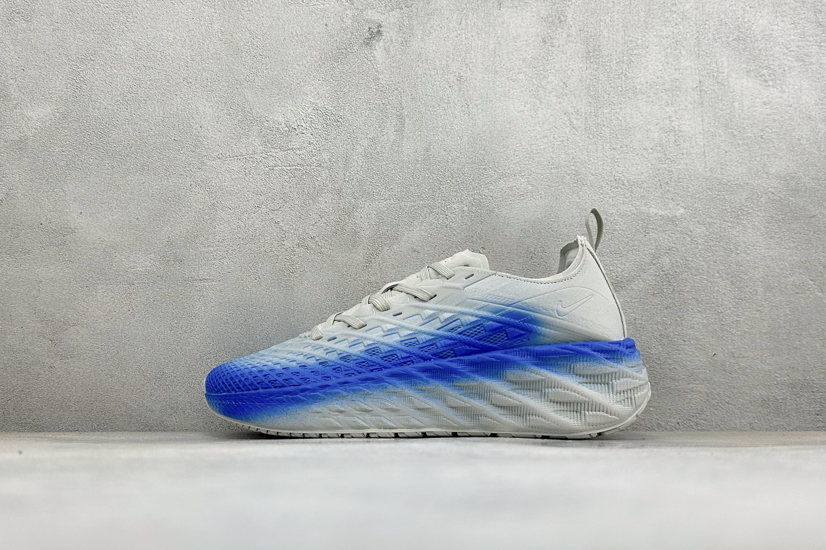 X版HYEIN SEO x Nike Ava Rover Ava Rover 联名鞋 该鞋款采用流线型轮廓设计，鞋面结合