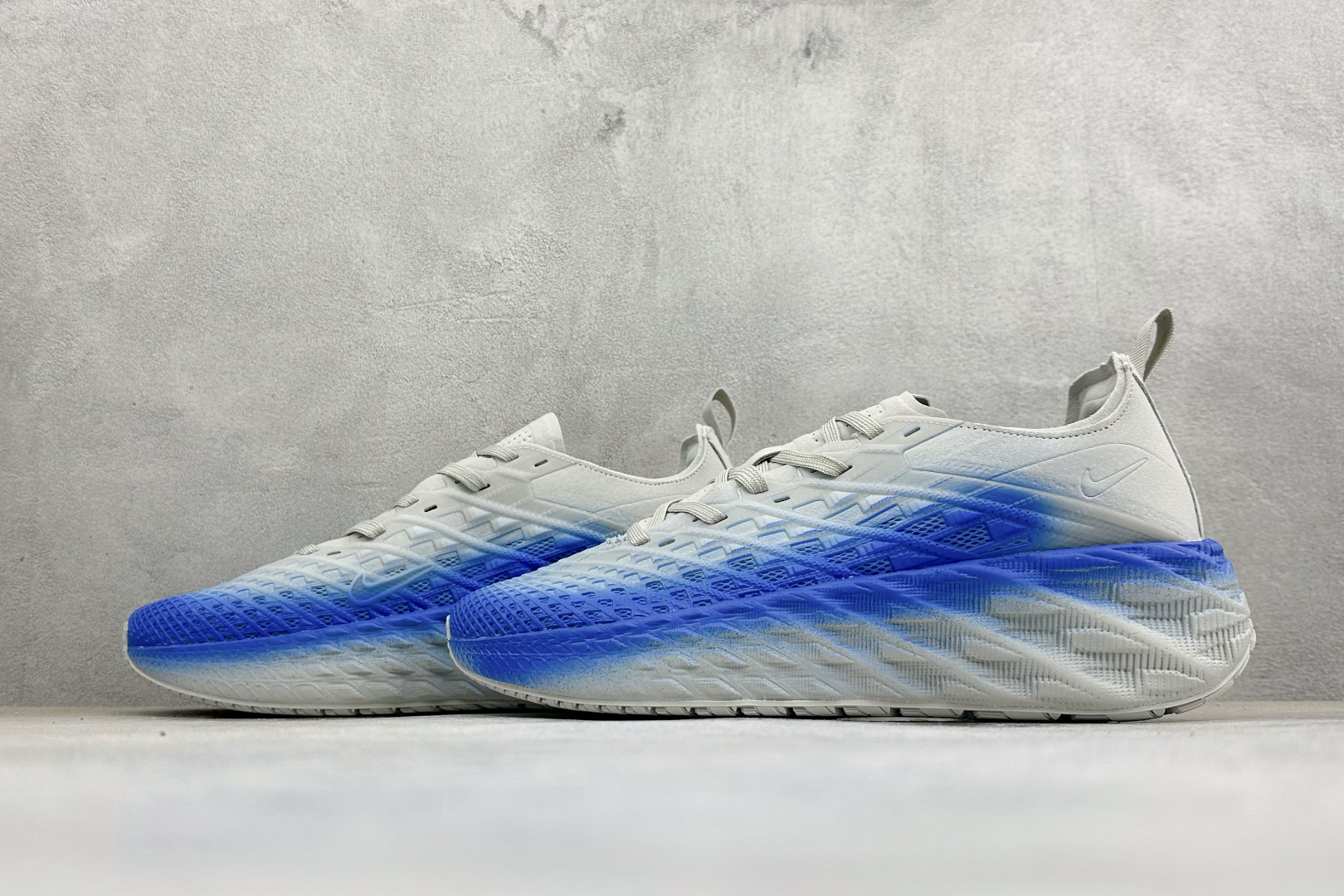 X版HYEIN SEO x Nike Ava Rover Ava Rover 联名鞋 该鞋款采用流线型轮廓设计，鞋面结合