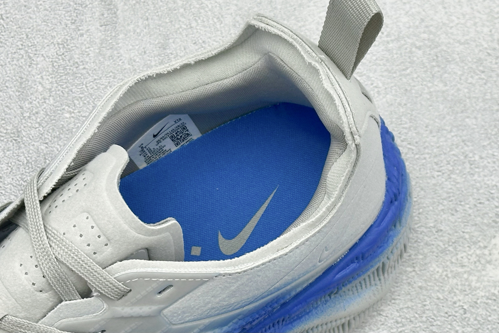 X版HYEIN SEO x Nike Ava Rover Ava Rover 联名鞋 该鞋款采用流线型轮廓设计，鞋面结合