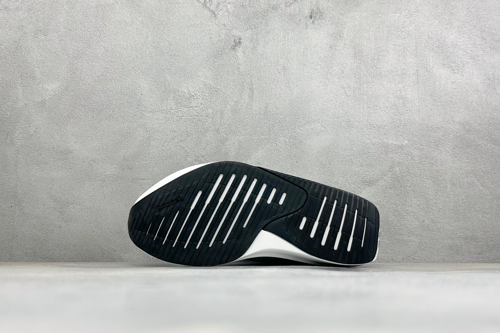 TY版AD ADIZERO EVO SL 2 阿迪超轻透气缓震跑鞋 以令人难以置信的138克重量,刷新了跑鞋轻量化的记录 TY版AD ADIZERO EVO SL 2 阿迪超轻透气缓震跑鞋 以令人难以置信的138克重量,刷新了跑鞋轻量化的记录