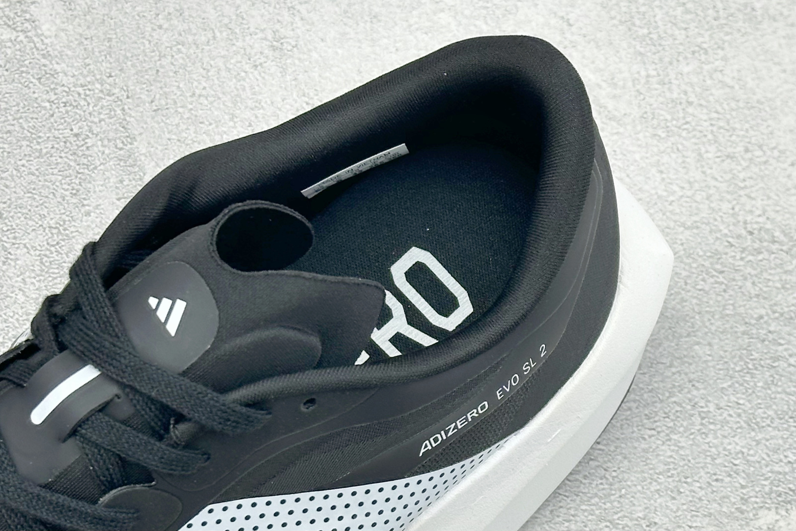 TY版AD ADIZERO EVO SL 2 阿迪超轻透气缓震跑鞋 以令人难以置信的138克重量,刷新了跑鞋轻量化的记录 TY版AD ADIZERO EVO SL 2 阿迪超轻透气缓震跑鞋 以令人难以置信的138克重量,刷新了跑鞋轻量化的记录