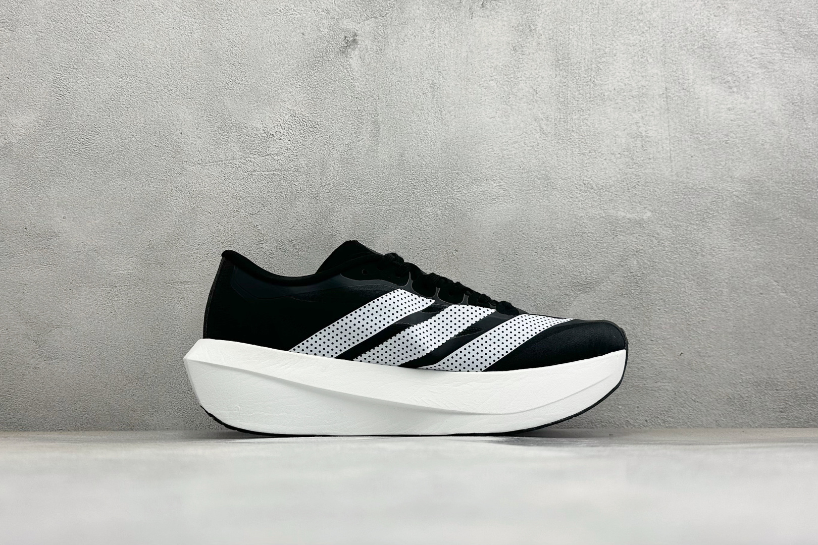 TY版AD ADIZERO EVO SL 2 阿迪超轻透气缓震跑鞋 以令人难以置信的138克重量,刷新了跑鞋轻量化的记录 TY版AD ADIZERO EVO SL 2 阿迪超轻透气缓震跑鞋 以令人难以置信的138克重量,刷新了跑鞋轻量化的记录