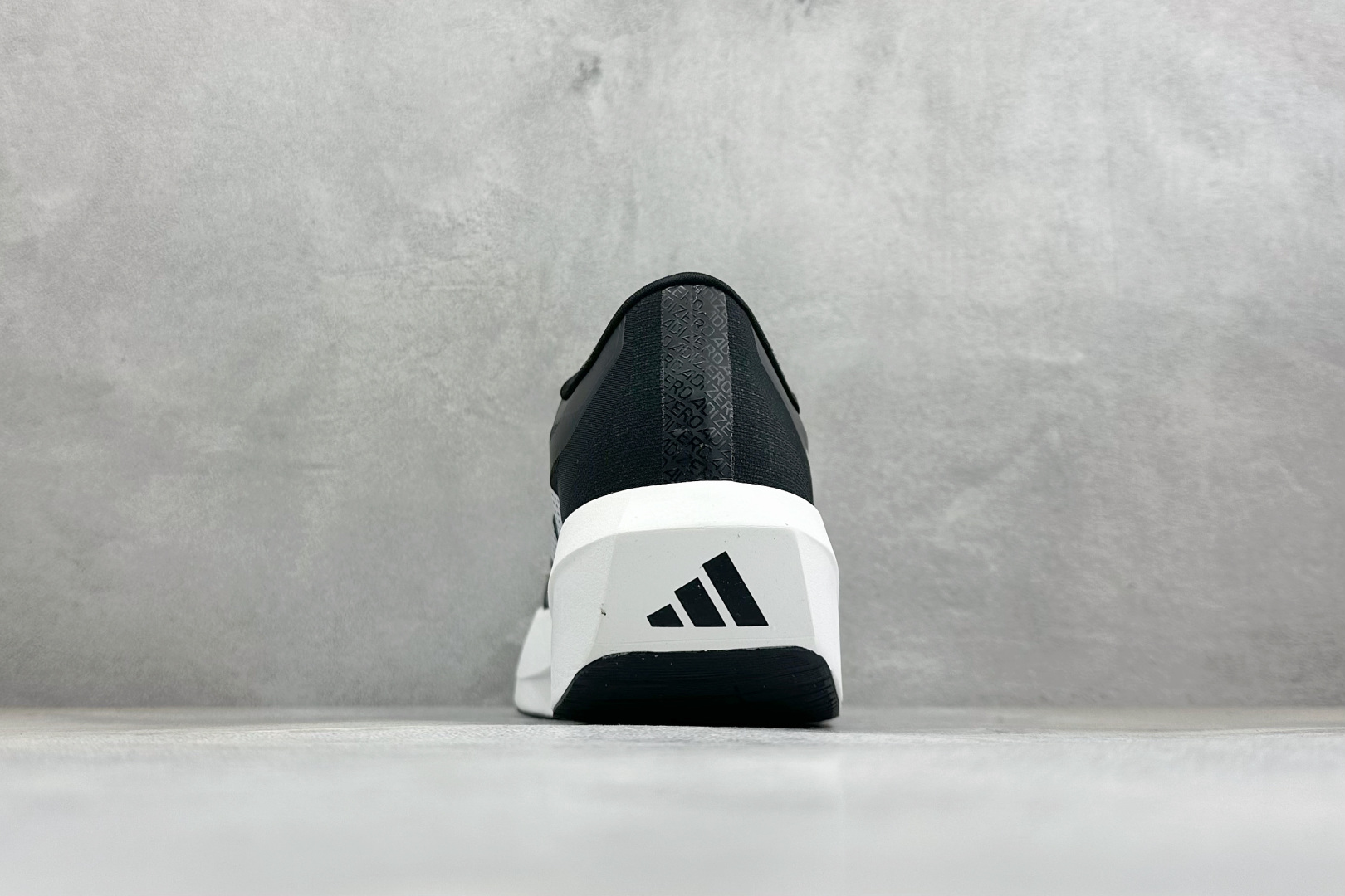TY版AD ADIZERO EVO SL 2 阿迪超轻透气缓震跑鞋 以令人难以置信的138克重量,刷新了跑鞋轻量化的记录 TY版AD ADIZERO EVO SL 2 阿迪超轻透气缓震跑鞋 以令人难以置信的138克重量,刷新了跑鞋轻量化的记录