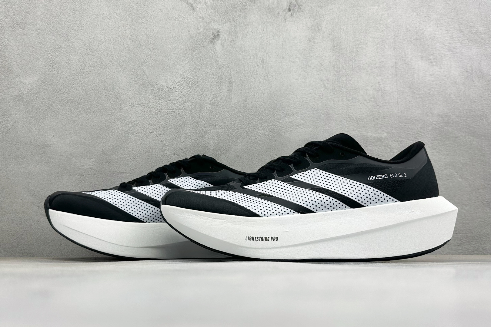 TY版AD ADIZERO EVO SL 2 阿迪超轻透气缓震跑鞋 以令人难以置信的138克重量,刷新了跑鞋轻量化的记录 TY版AD ADIZERO EVO SL 2 阿迪超轻透气缓震跑鞋 以令人难以置信的138克重量,刷新了跑鞋轻量化的记录