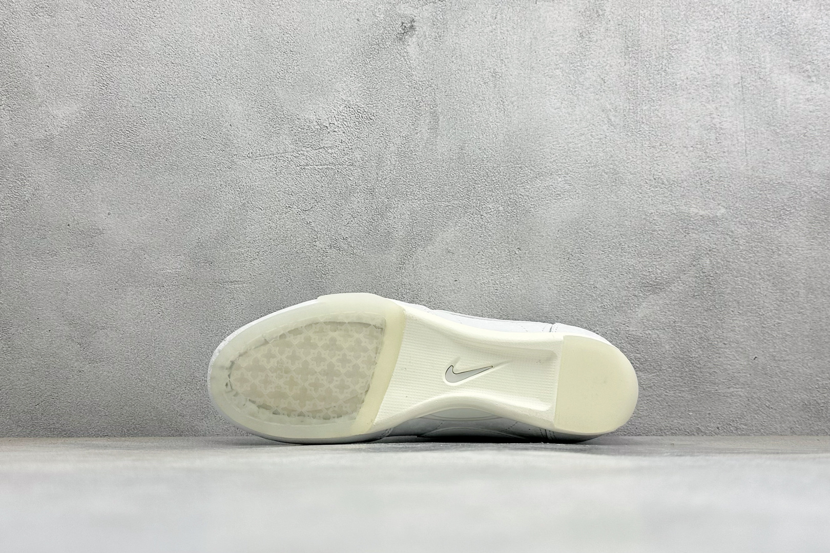 Nike Sprint Sister 耐克 舒适贴合 低帮休闲板鞋 货号: IW1255-121 尺码: 36 36.5 Nike Sprint Sister 耐克 舒适贴合 低帮休闲板鞋 货号: IW1255-121 尺码: 36 36.5