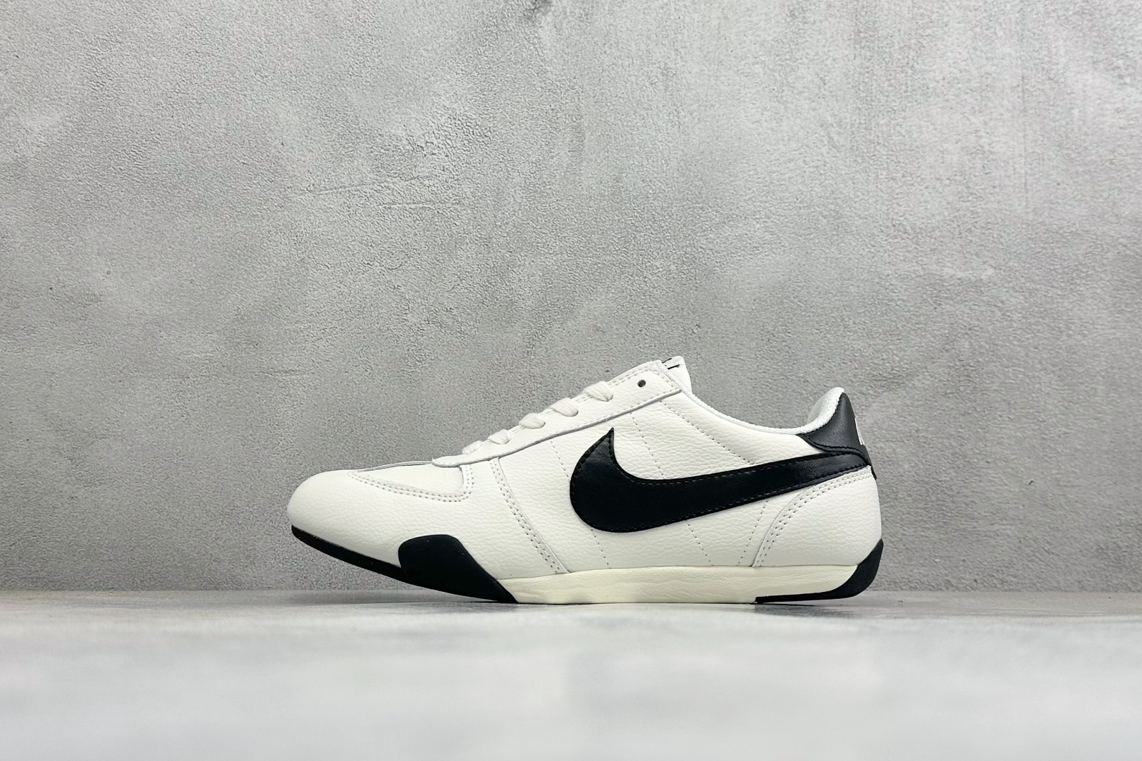 Nike Sprint Sister 耐克 舒适贴合 低帮休闲板鞋 货号: IB7102-100 尺码: 36 36.5 Nike Sprint Sister 耐克 舒适贴合 低帮休闲板鞋 货号: IB7102-100 尺码: 36 36.5
