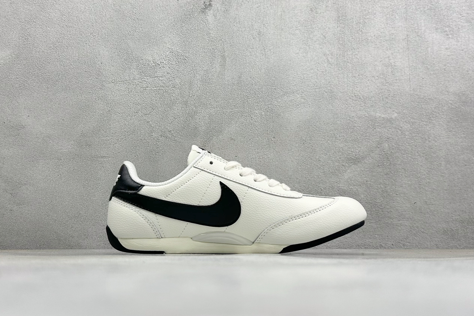 Nike Sprint Sister 耐克 舒适贴合 低帮休闲板鞋 货号: IB7102-100 尺码: 36 36.5 Nike Sprint Sister 耐克 舒适贴合 低帮休闲板鞋 货号: IB7102-100 尺码: 36 36.5