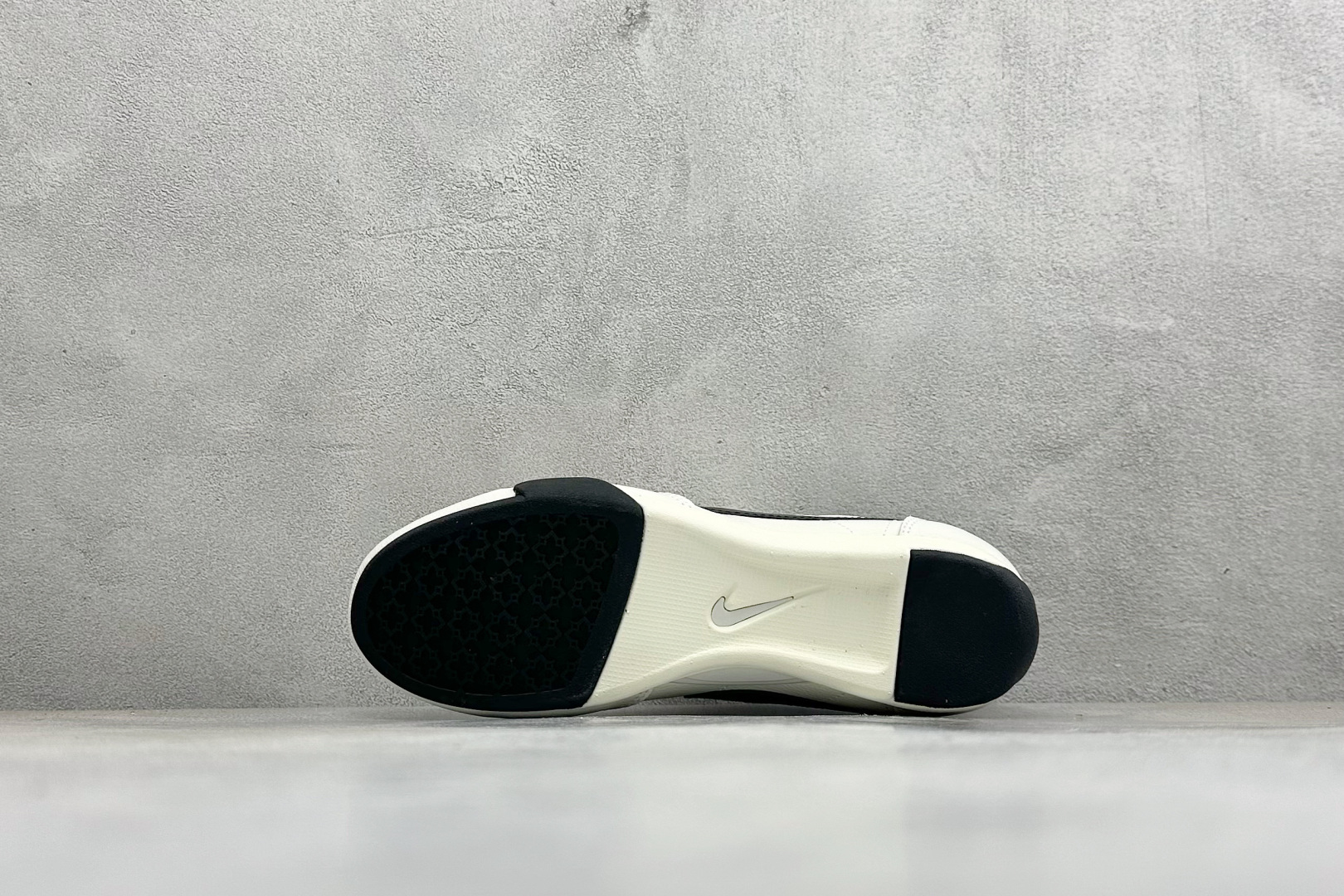 Nike Sprint Sister 耐克 舒适贴合 低帮休闲板鞋 货号: IB7102-100 尺码: 36 36.5 Nike Sprint Sister 耐克 舒适贴合 低帮休闲板鞋 货号: IB7102-100 尺码: 36 36.5