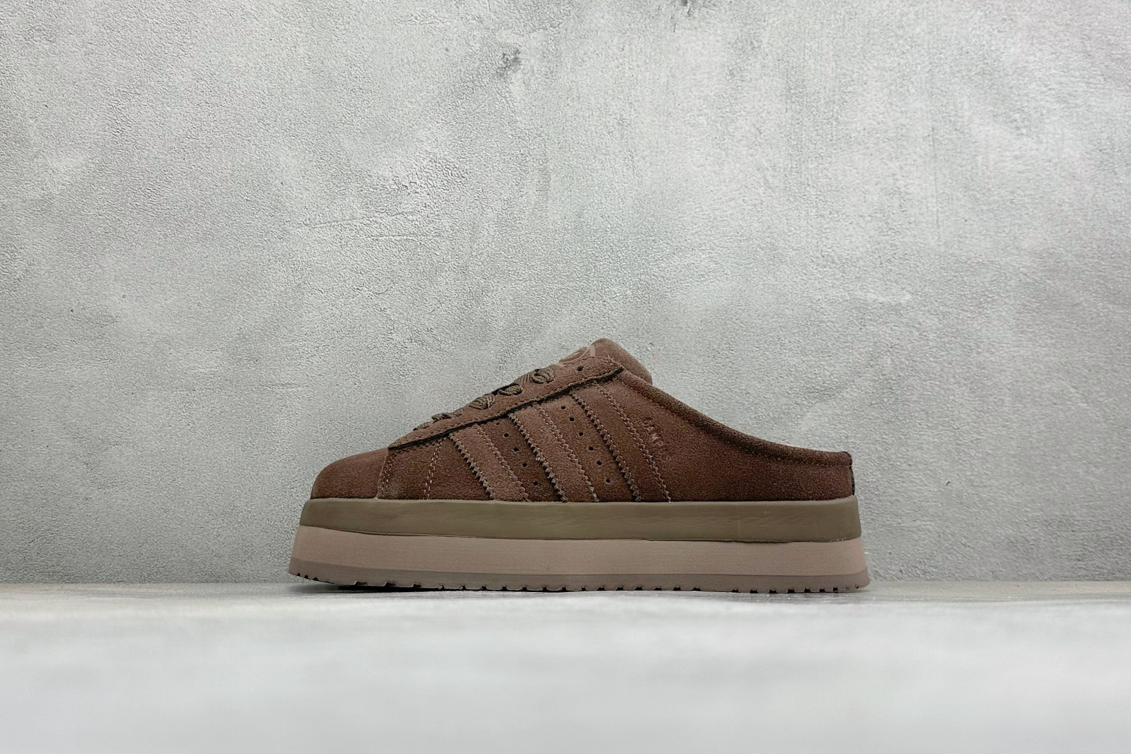X版Adidas CAMPUS 00s WTR LO W 阿迪系列面包风经典复古低帮百搭休闲半拖 货号：JR3731加绒