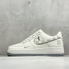 轻奢高级百搭神鞋 AIR FORCE 1,奶白细腻荔枝皮革鞋面柔和耐脏,鞋身满印精致四宫格暗纹搭配渐变银勾低调有质感,附 轻奢高级百搭神鞋 AIR FORCE 1,奶白细腻荔枝皮革鞋面柔和耐脏,鞋身满印精致四宫格暗纹搭配渐变银勾低调有质感,附