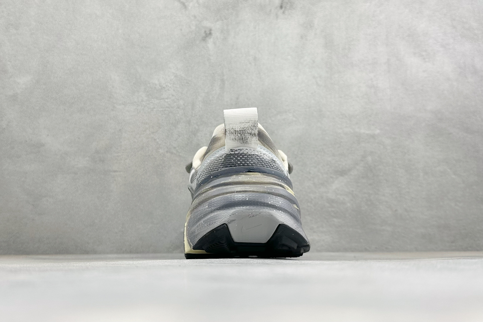 NIKE V2K RUN跑步鞋复古风潮 网面透气运动鞋 灰银紧致的鞋面材质提供良好的包裹性鞋侧 Swoosh以及鞋头部分 NIKE V2K RUN跑步鞋复古风潮 网面透气运动鞋 灰银紧致的鞋面材质提供良好的包裹性鞋侧 Swoosh以及鞋头部分
