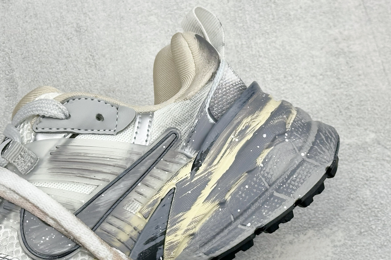 NIKE V2K RUN跑步鞋复古风潮 网面透气运动鞋 灰银紧致的鞋面材质提供良好的包裹性鞋侧 Swoosh以及鞋头部分 NIKE V2K RUN跑步鞋复古风潮 网面透气运动鞋 灰银紧致的鞋面材质提供良好的包裹性鞋侧 Swoosh以及鞋头部分
