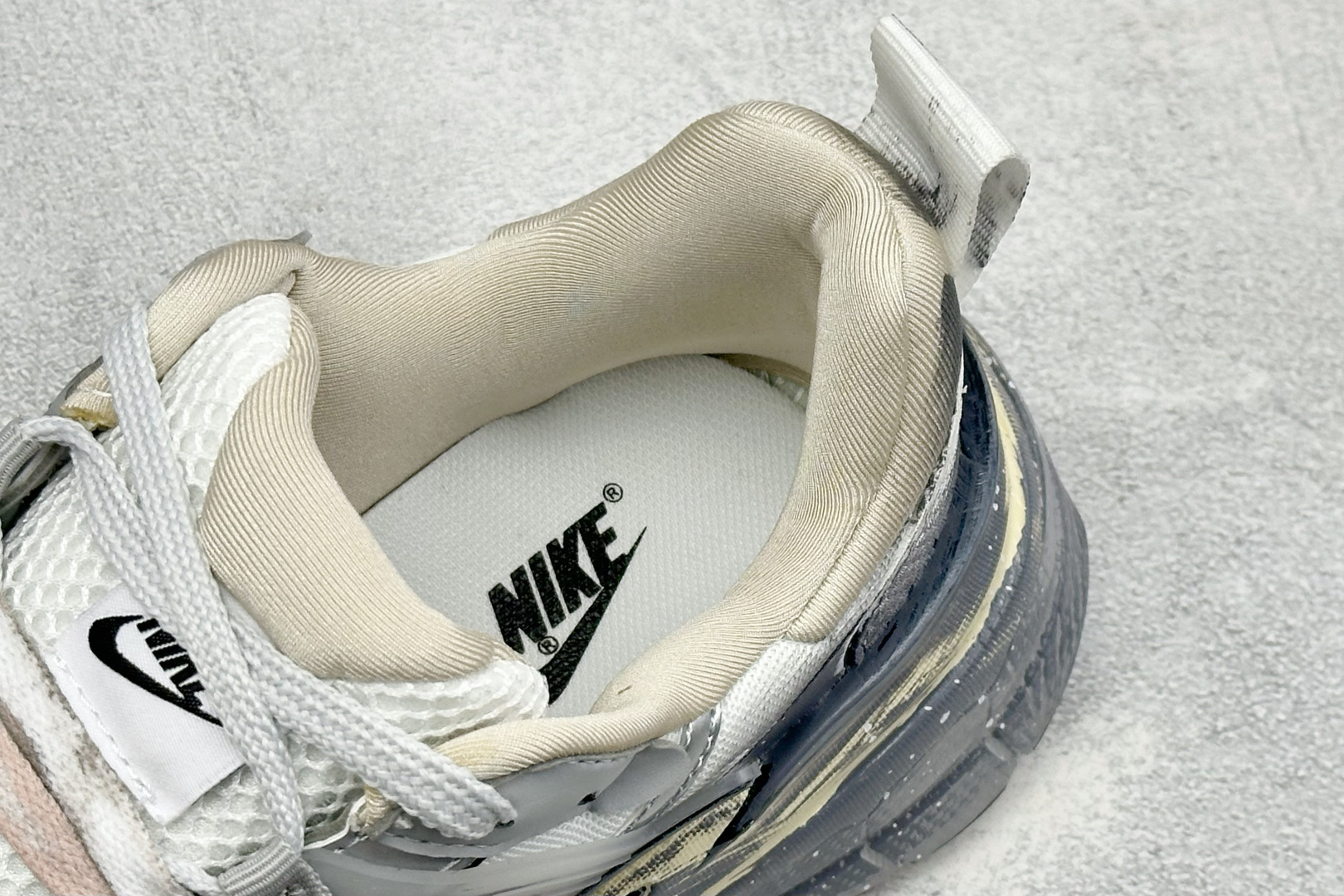 NIKE V2K RUN跑步鞋复古风潮 网面透气运动鞋 灰银紧致的鞋面材质提供良好的包裹性鞋侧 Swoosh以及鞋头部分 NIKE V2K RUN跑步鞋复古风潮 网面透气运动鞋 灰银紧致的鞋面材质提供良好的包裹性鞋侧 Swoosh以及鞋头部分