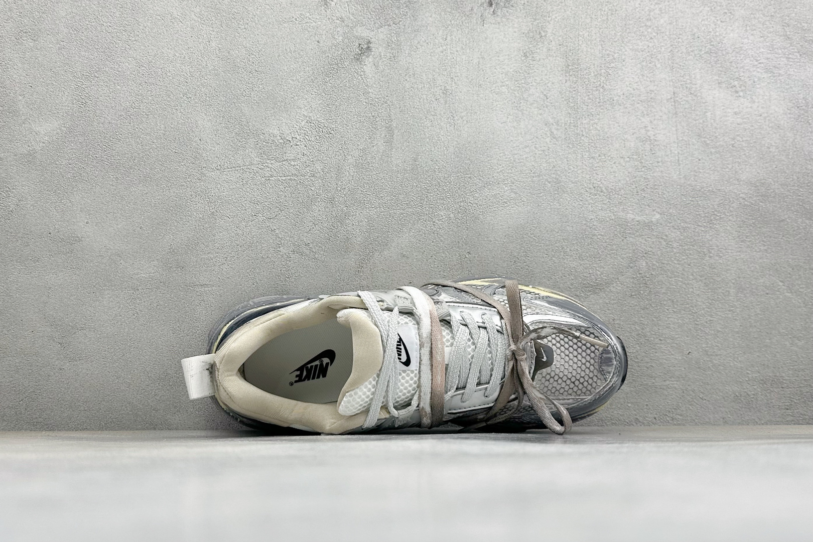 NIKE V2K RUN跑步鞋复古风潮 网面透气运动鞋 灰银紧致的鞋面材质提供良好的包裹性鞋侧 Swoosh以及鞋头部分 NIKE V2K RUN跑步鞋复古风潮 网面透气运动鞋 灰银紧致的鞋面材质提供良好的包裹性鞋侧 Swoosh以及鞋头部分