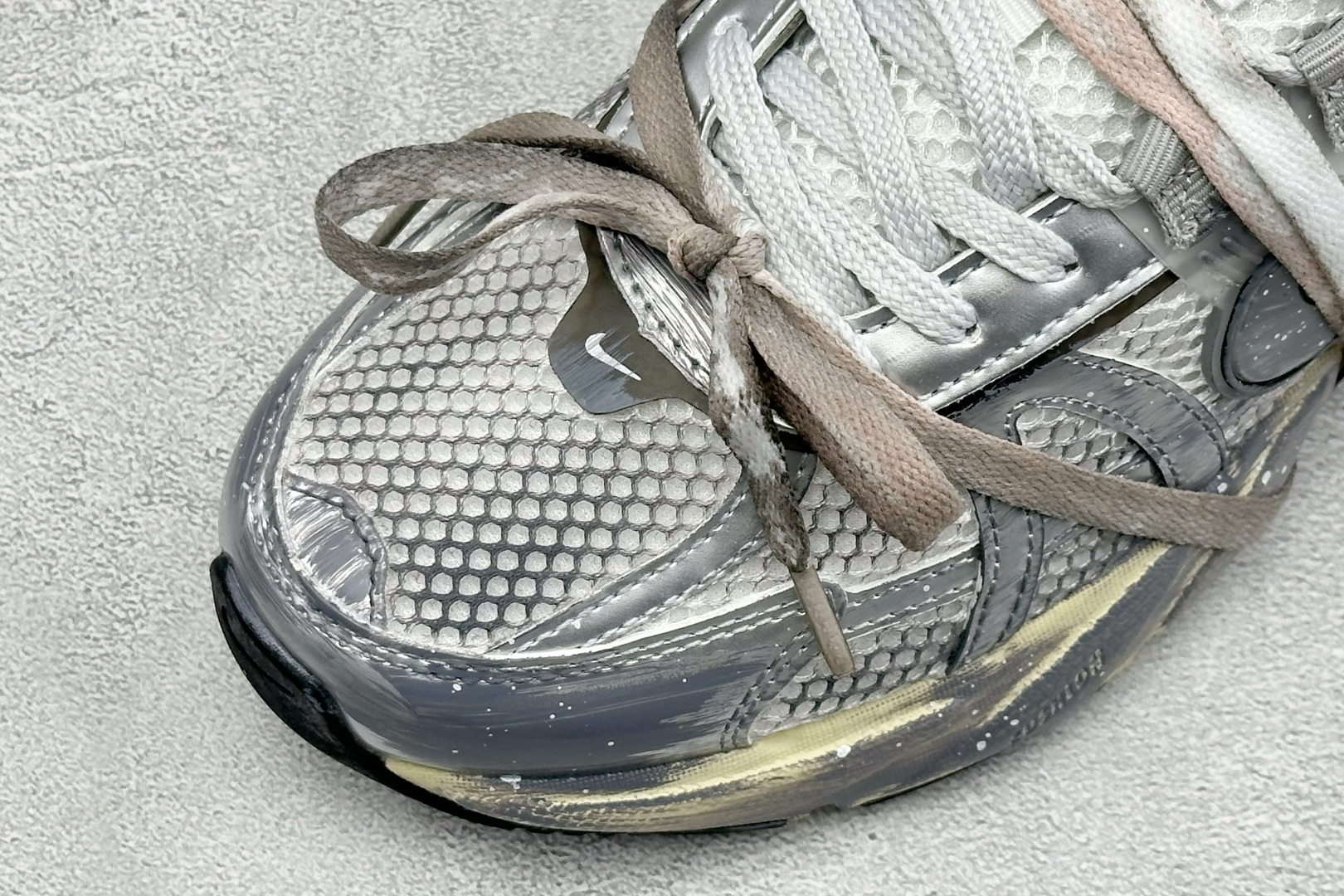 NIKE V2K RUN跑步鞋复古风潮 网面透气运动鞋 灰银紧致的鞋面材质提供良好的包裹性鞋侧 Swoosh以及鞋头部分 NIKE V2K RUN跑步鞋复古风潮 网面透气运动鞋 灰银紧致的鞋面材质提供良好的包裹性鞋侧 Swoosh以及鞋头部分