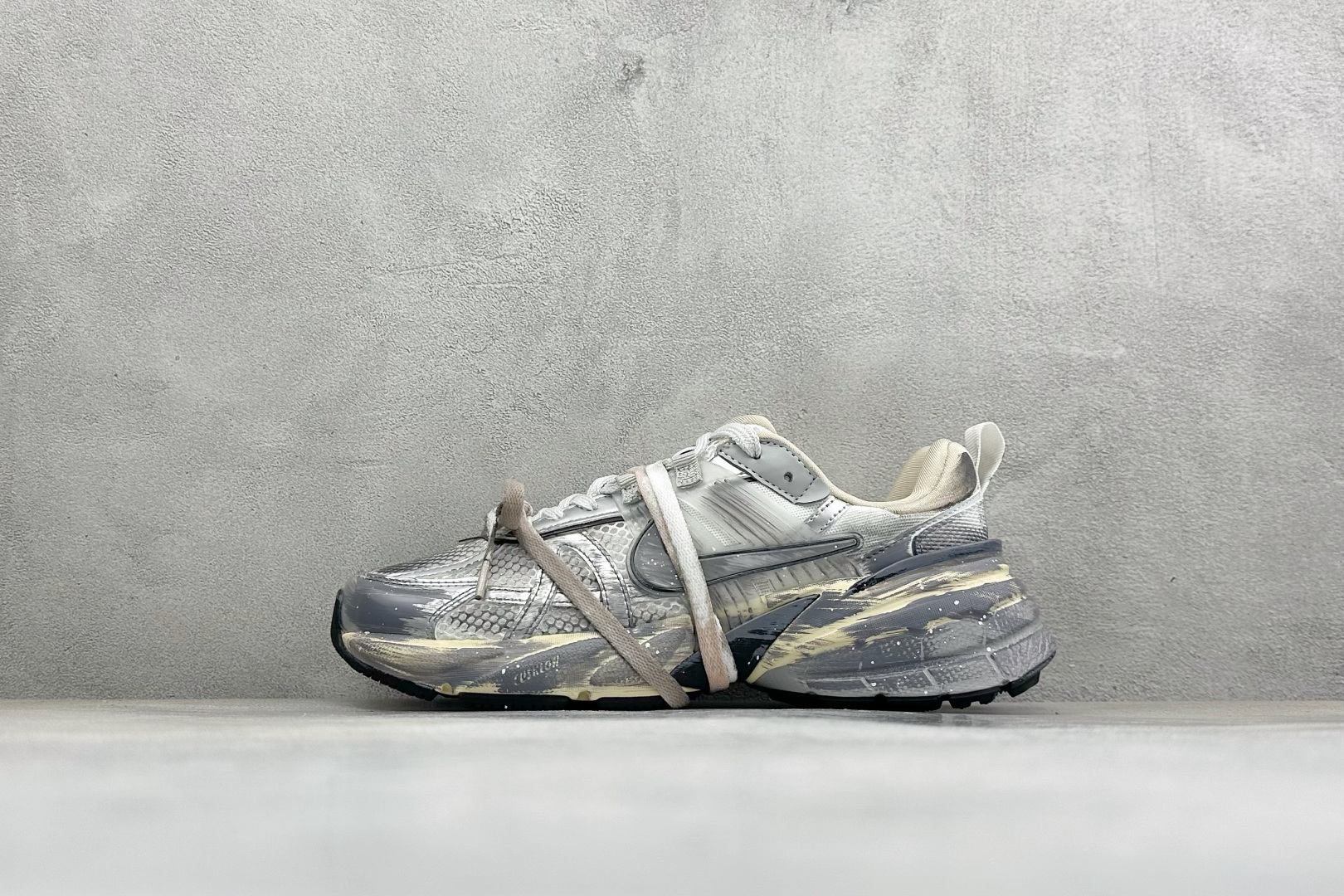 NIKE V2K RUN跑步鞋复古风潮 网面透气运动鞋 灰银紧致的鞋面材质提供良好的包裹性鞋侧 Swoosh以及鞋头部分 NIKE V2K RUN跑步鞋复古风潮 网面透气运动鞋 灰银紧致的鞋面材质提供良好的包裹性鞋侧 Swoosh以及鞋头部分