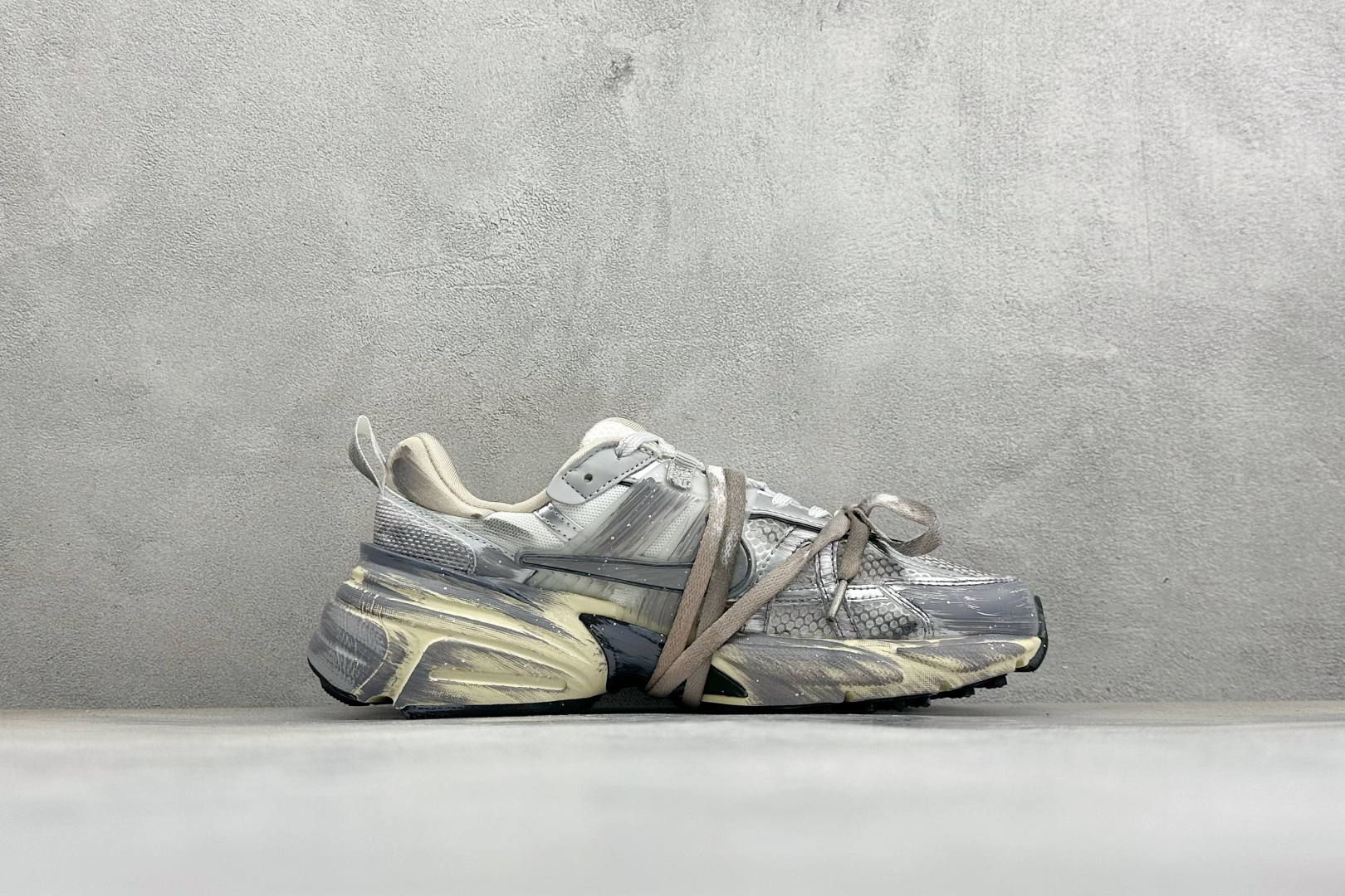 NIKE V2K RUN跑步鞋复古风潮 网面透气运动鞋 灰银紧致的鞋面材质提供良好的包裹性鞋侧 Swoosh以及鞋头部分 NIKE V2K RUN跑步鞋复古风潮 网面透气运动鞋 灰银紧致的鞋面材质提供良好的包裹性鞋侧 Swoosh以及鞋头部分