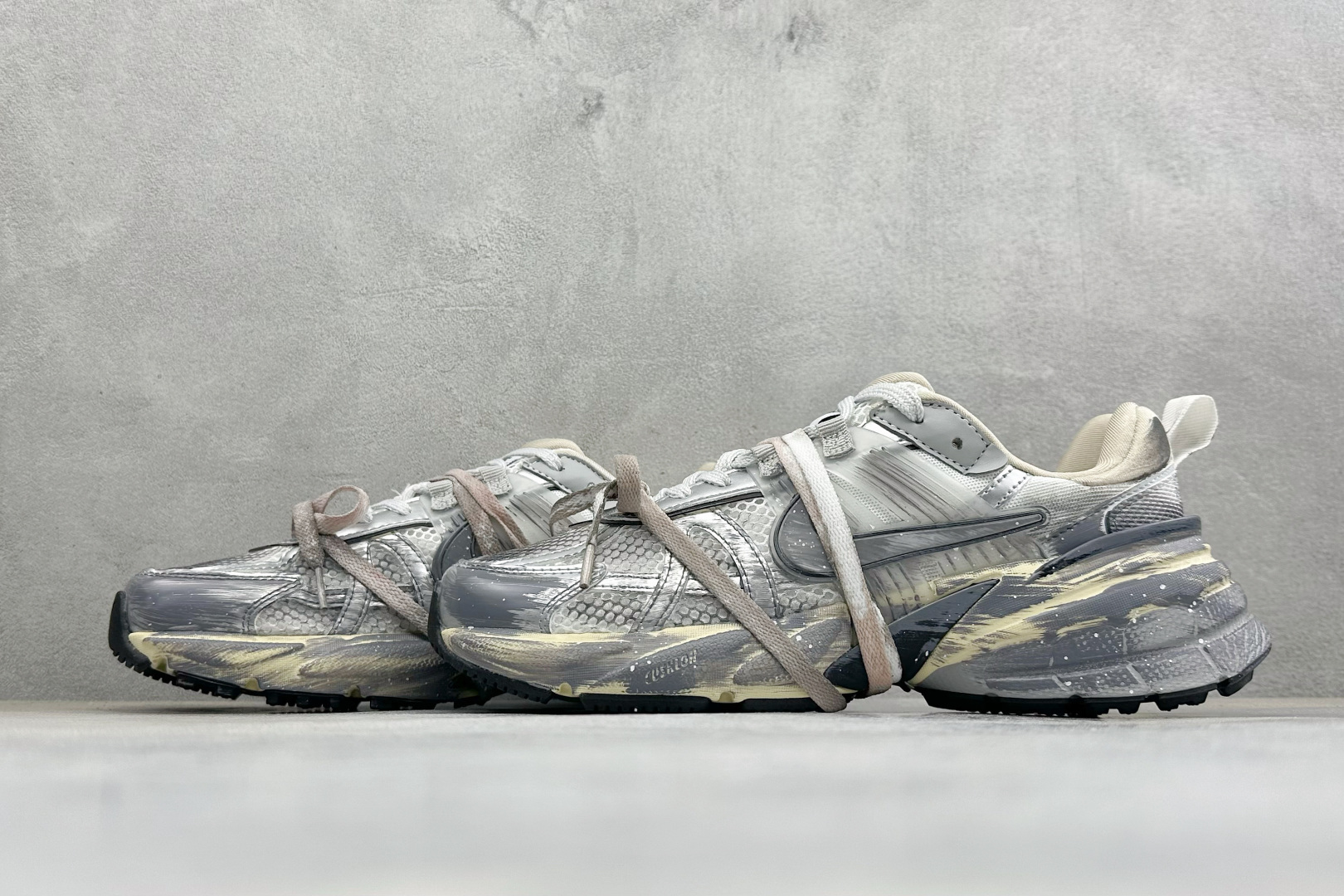 NIKE V2K RUN跑步鞋复古风潮 网面透气运动鞋 灰银紧致的鞋面材质提供良好的包裹性鞋侧 Swoosh以及鞋头部分 NIKE V2K RUN跑步鞋复古风潮 网面透气运动鞋 灰银紧致的鞋面材质提供良好的包裹性鞋侧 Swoosh以及鞋头部分