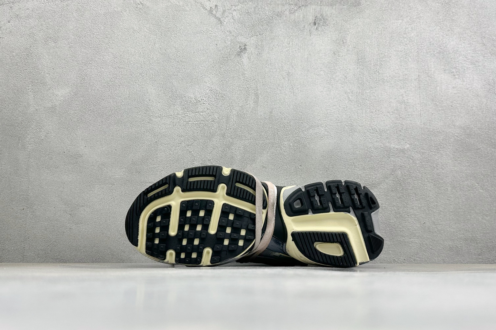 NIKE V2K RUN跑步鞋复古风潮 网面透气运动鞋 灰银紧致的鞋面材质提供良好的包裹性鞋侧 Swoosh以及鞋头部分 NIKE V2K RUN跑步鞋复古风潮 网面透气运动鞋 灰银紧致的鞋面材质提供良好的包裹性鞋侧 Swoosh以及鞋头部分