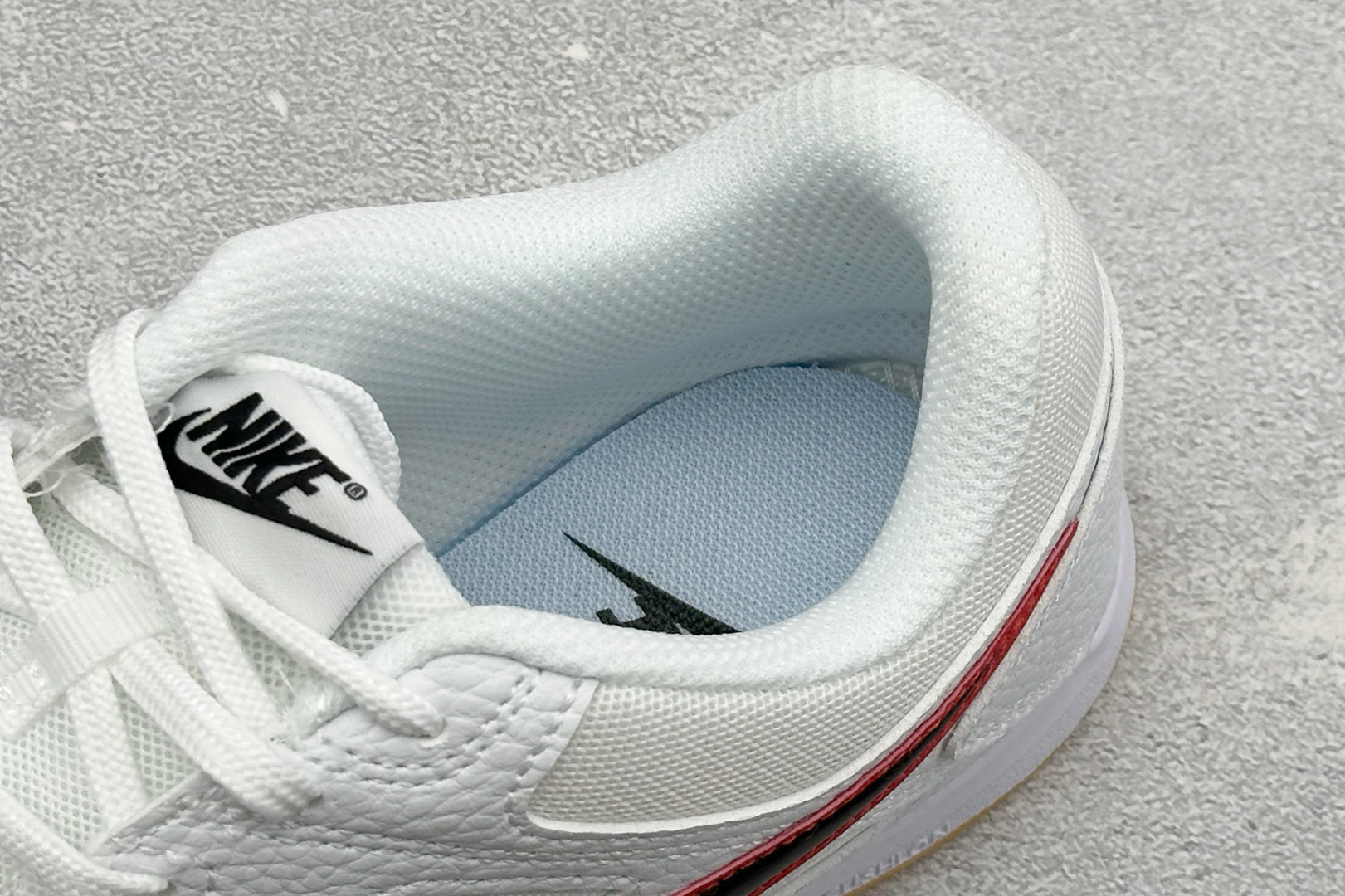 NIKE GATO 低帮生活休闲鞋 透气网布眼融入皮革，织和物合成材质覆面，营造21世初纪的畅跑美学概念。泡棉中底盈轻缓