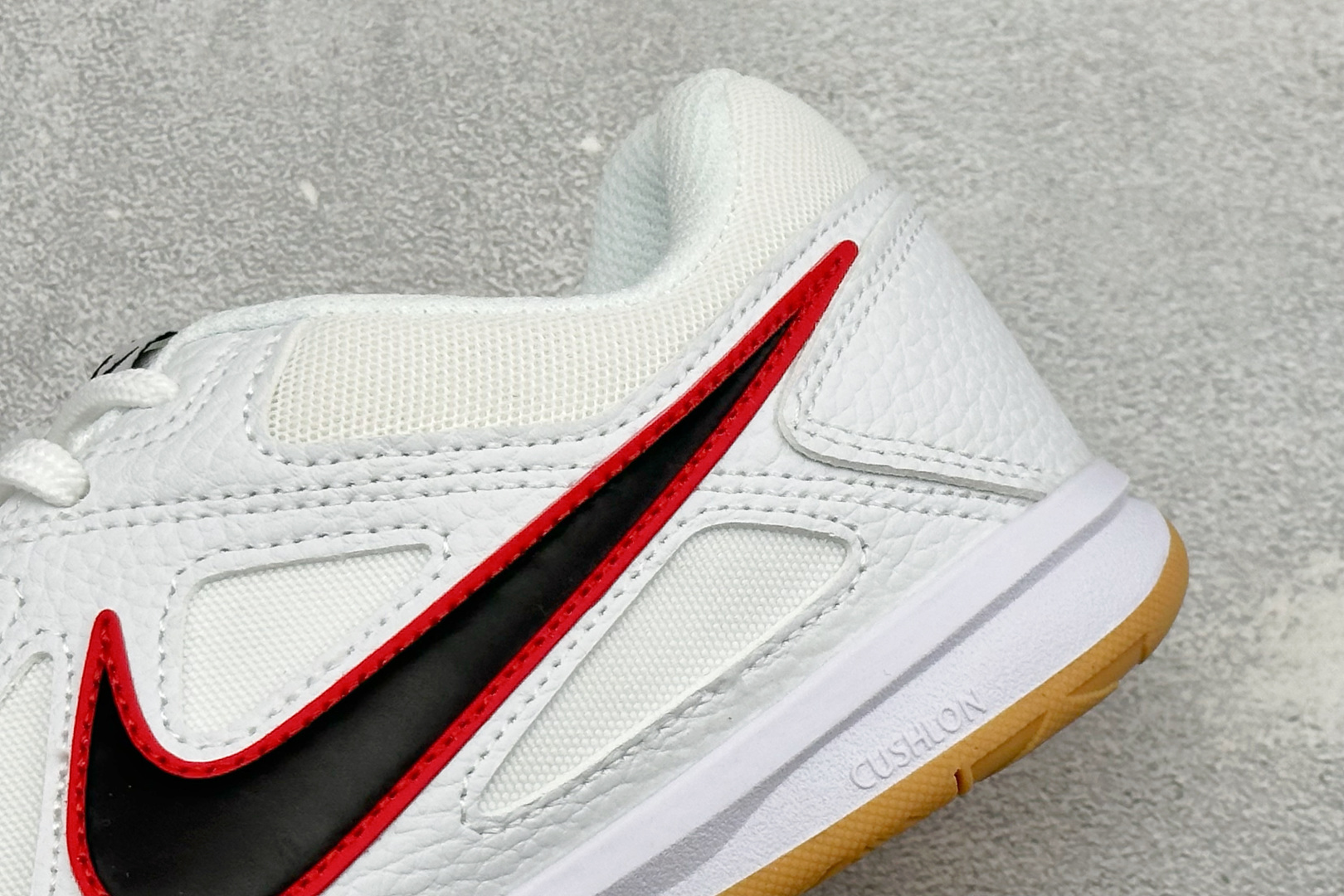 NIKE GATO 低帮生活休闲鞋 透气网布眼融入皮革，织和物合成材质覆面，营造21世初纪的畅跑美学概念。泡棉中底盈轻缓