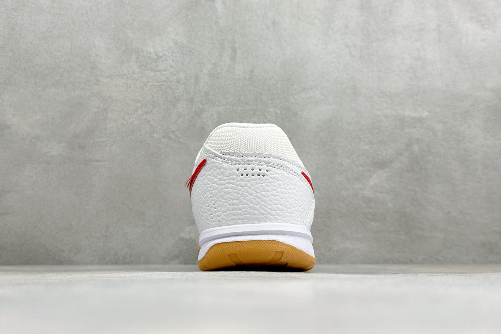 NIKE GATO 低帮生活休闲鞋 透气网布眼融入皮革，织和物合成材质覆面，营造21世初纪的畅跑美学概念。泡棉中底盈轻缓