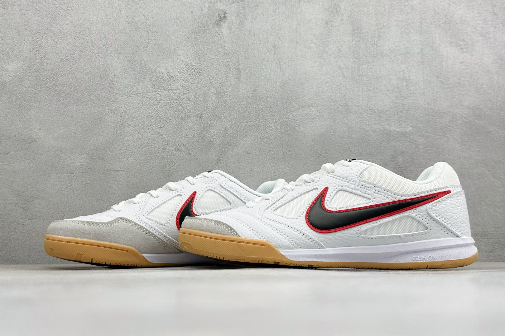 NIKE GATO 低帮生活休闲鞋 透气网布眼融入皮革，织和物合成材质覆面，营造21世初纪的畅跑美学概念。泡棉中底盈轻缓