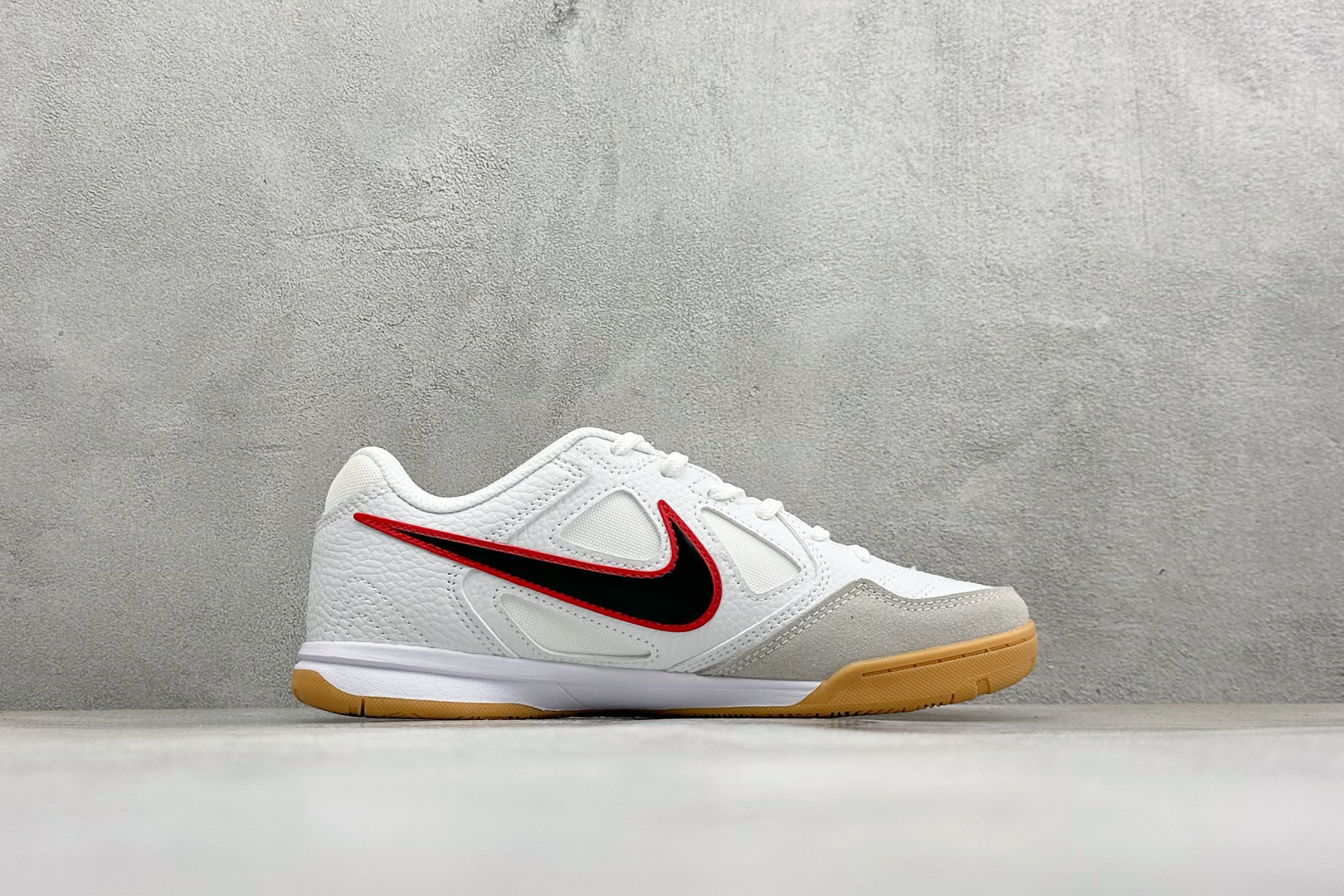 NIKE GATO 低帮生活休闲鞋 透气网布眼融入皮革，织和物合成材质覆面，营造21世初纪的畅跑美学概念。泡棉中底盈轻缓