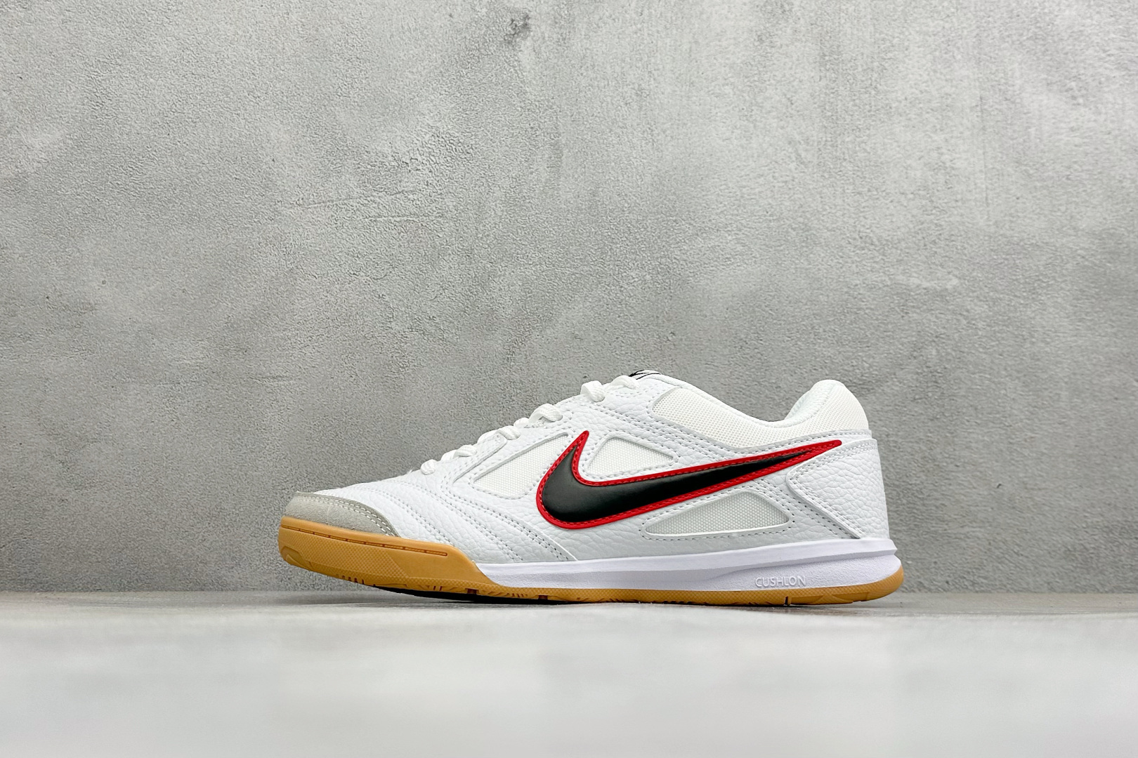 NIKE GATO 低帮生活休闲鞋 透气网布眼融入皮革，织和物合成材质覆面，营造21世初纪的畅跑美学概念。泡棉中底盈轻缓