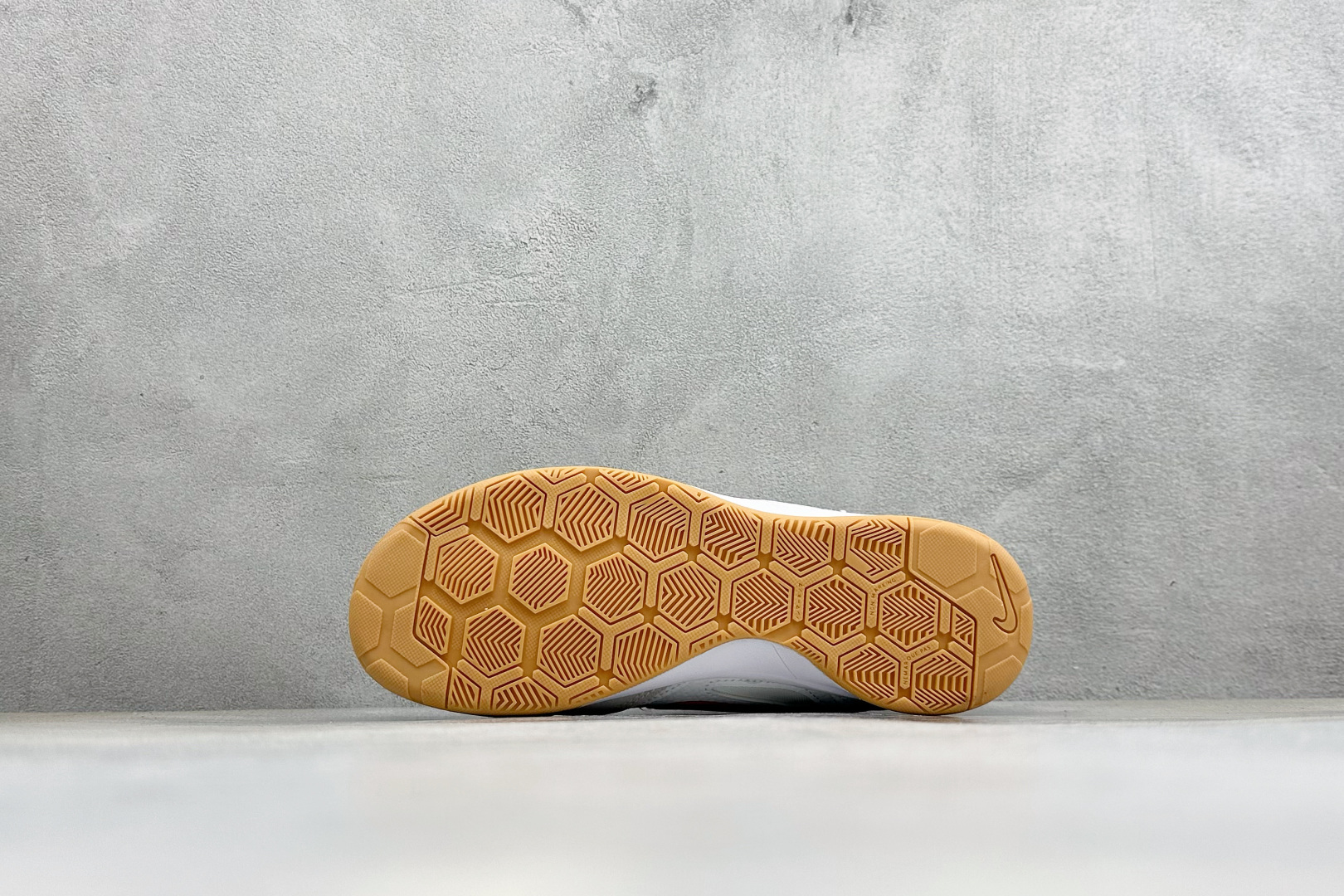 NIKE GATO 低帮生活休闲鞋 透气网布眼融入皮革，织和物合成材质覆面，营造21世初纪的畅跑美学概念。泡棉中底盈轻缓