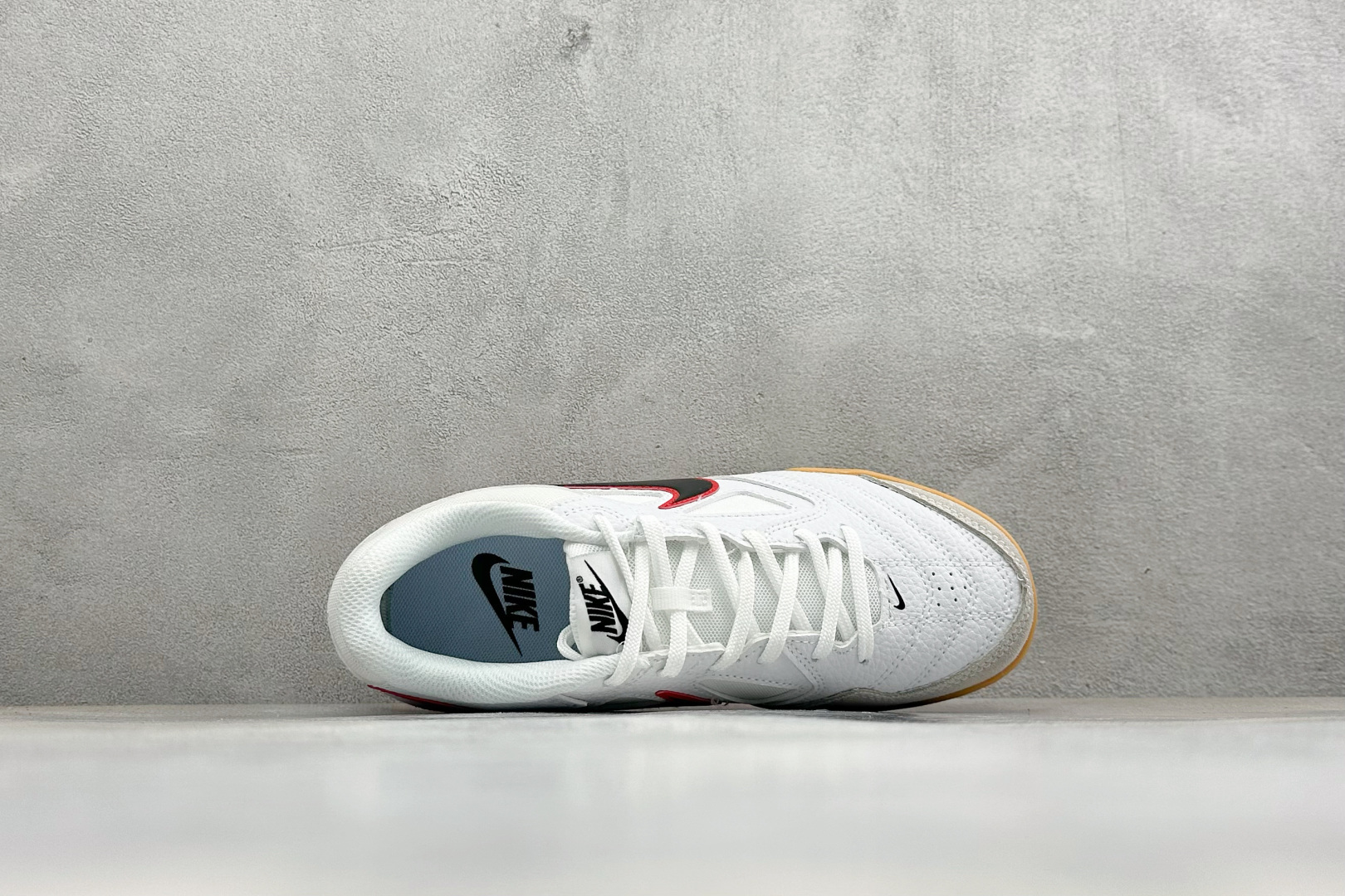 NIKE GATO 低帮生活休闲鞋 透气网布眼融入皮革，织和物合成材质覆面，营造21世初纪的畅跑美学概念。泡棉中底盈轻缓
