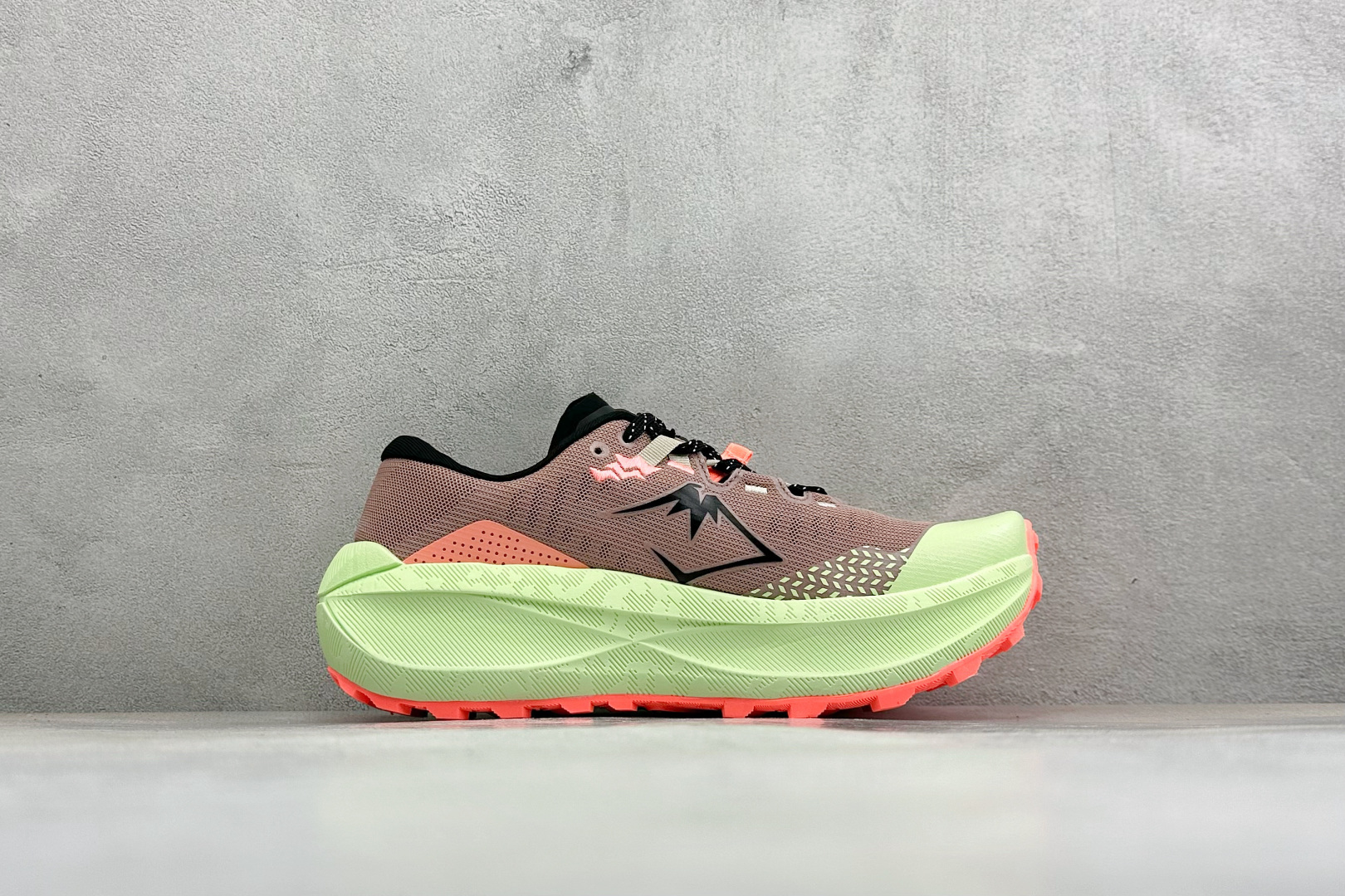 ASICS GEL-TRABUCO MAX 5 亚瑟士 网面透气越野跑步鞋 这双鞋的外观设计超级吸引人 简约大气 色彩搭 ASICS GEL-TRABUCO MAX 5 亚瑟士 网面透气越野跑步鞋 这双鞋的外观设计超级吸引人 简约大气 色彩搭