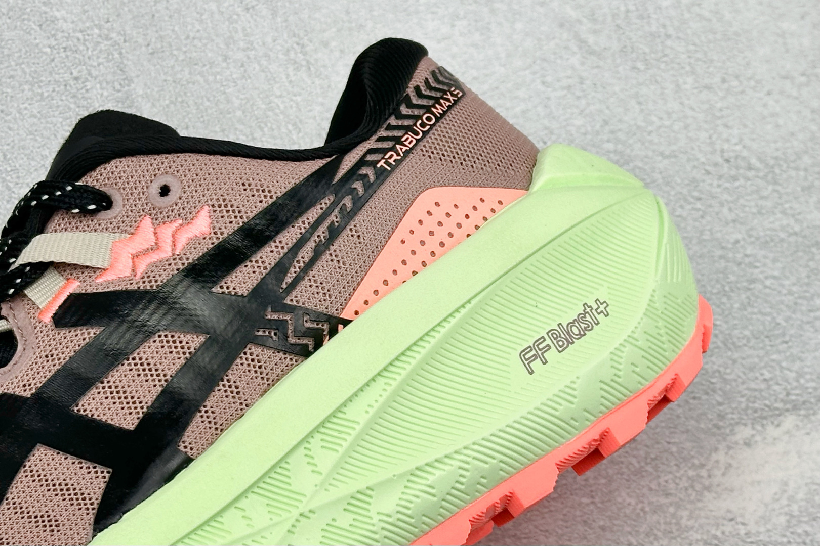 ASICS GEL-TRABUCO MAX 5 亚瑟士 网面透气越野跑步鞋 这双鞋的外观设计超级吸引人 简约大气 色彩搭 ASICS GEL-TRABUCO MAX 5 亚瑟士 网面透气越野跑步鞋 这双鞋的外观设计超级吸引人 简约大气 色彩搭