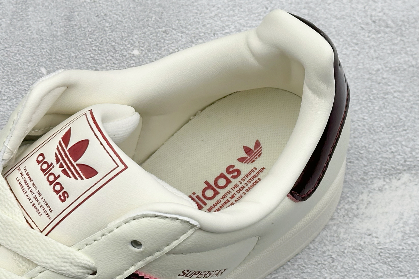 AD Originals Superstar 2 贝壳头板鞋 采用全新头层拼接皮革材质 后跟采用特色3D立体印字 渠道正 AD Originals Superstar 2 贝壳头板鞋 采用全新头层拼接皮革材质 后跟采用特色3D立体印字 渠道正